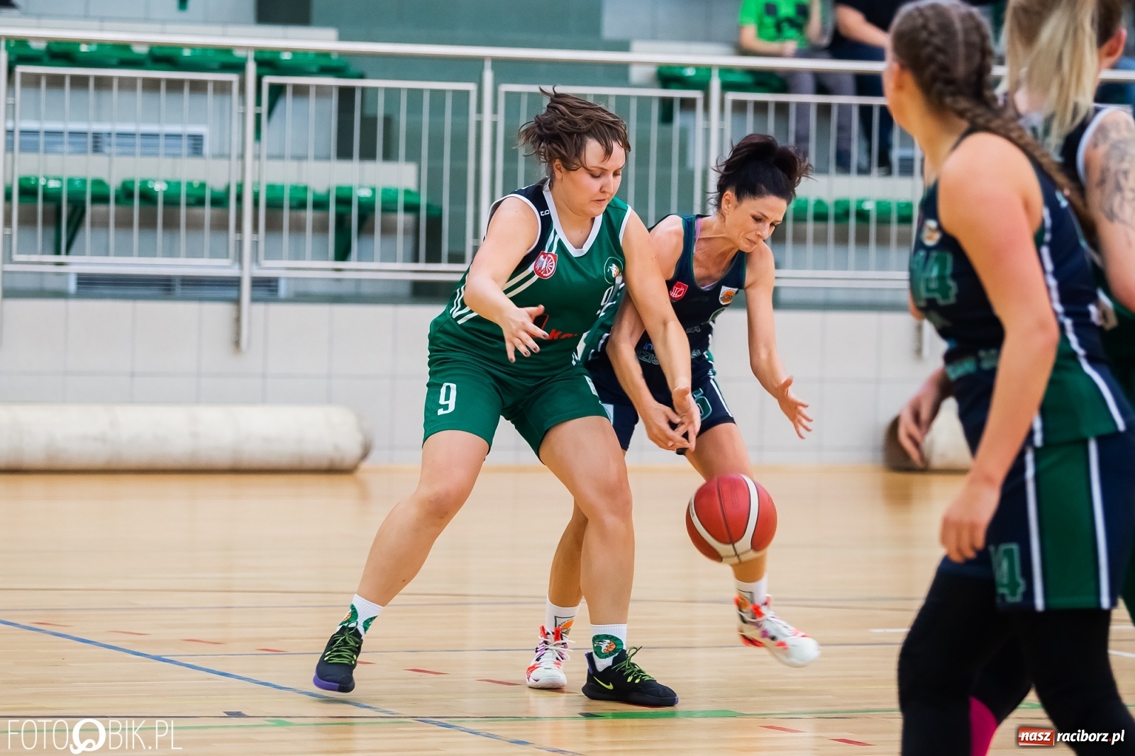 Zdjęcie w galerii na portalu naszraciborz.pl: Zacięty pojedynek na inaugurację sezonu koszykówki [FOTO] wiadomości z regionu