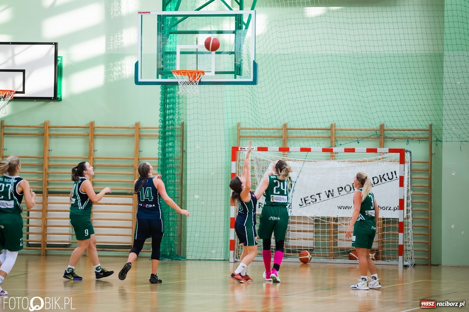 Zdjęcie w galerii na portalu naszraciborz.pl: Zacięty pojedynek na inaugurację sezonu koszykówki [FOTO] wiadomości z regionu