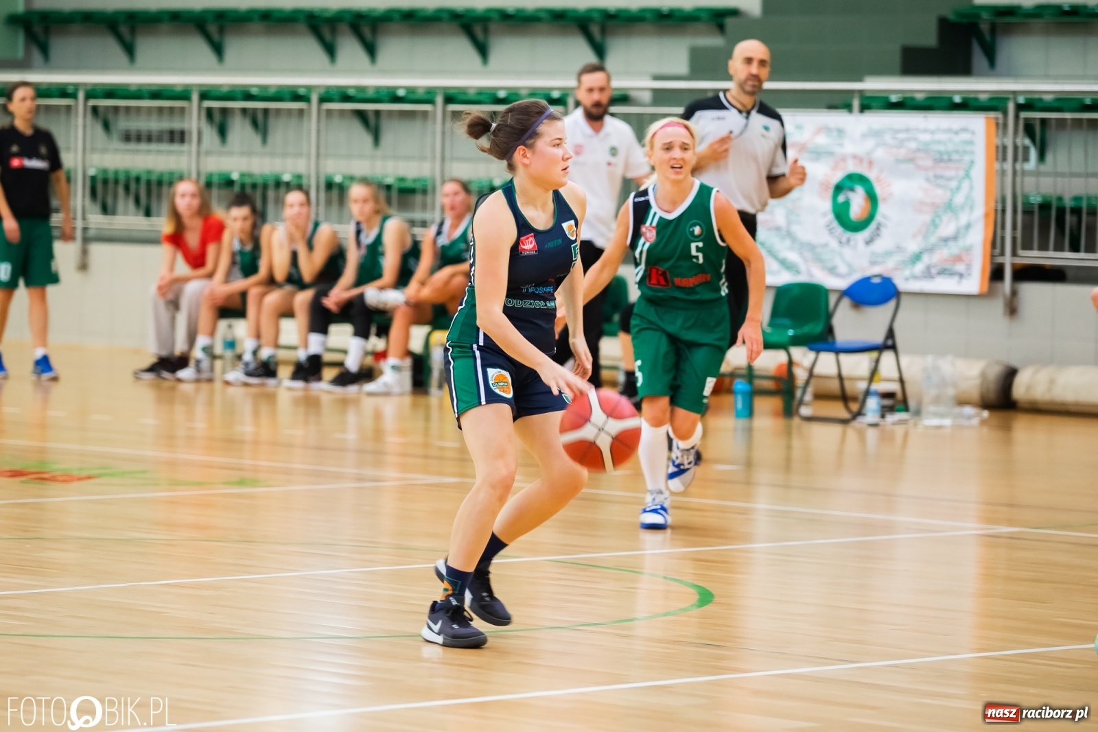 Zdjęcie w galerii na portalu naszraciborz.pl: Zacięty pojedynek na inaugurację sezonu koszykówki [FOTO] wiadomości z regionu
