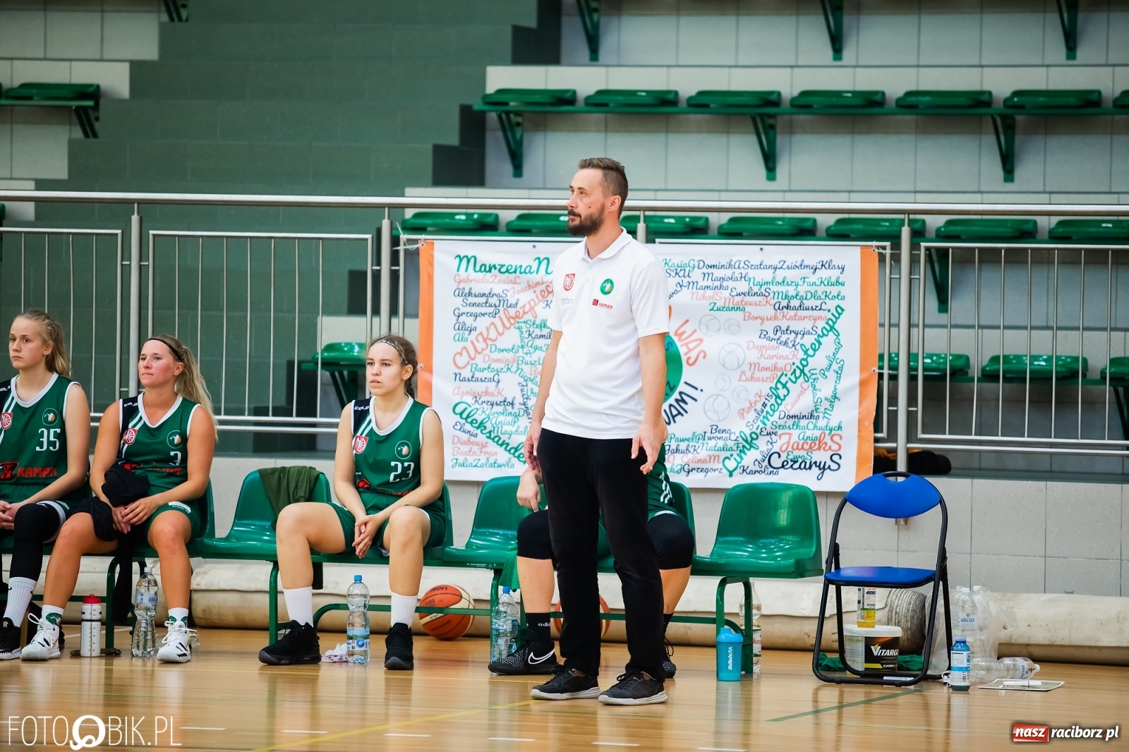 Zdjęcie w galerii na portalu naszraciborz.pl: Zacięty pojedynek na inaugurację sezonu koszykówki [FOTO] wiadomości z regionu