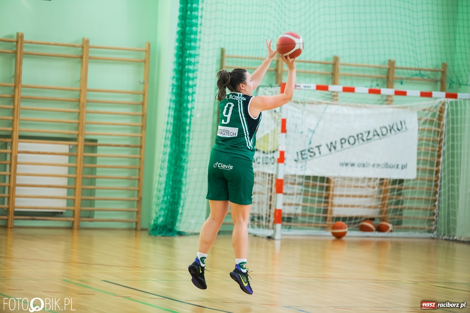 Zdjęcie w galerii na portalu naszraciborz.pl: Zacięty pojedynek na inaugurację sezonu koszykówki [FOTO] wiadomości z regionu