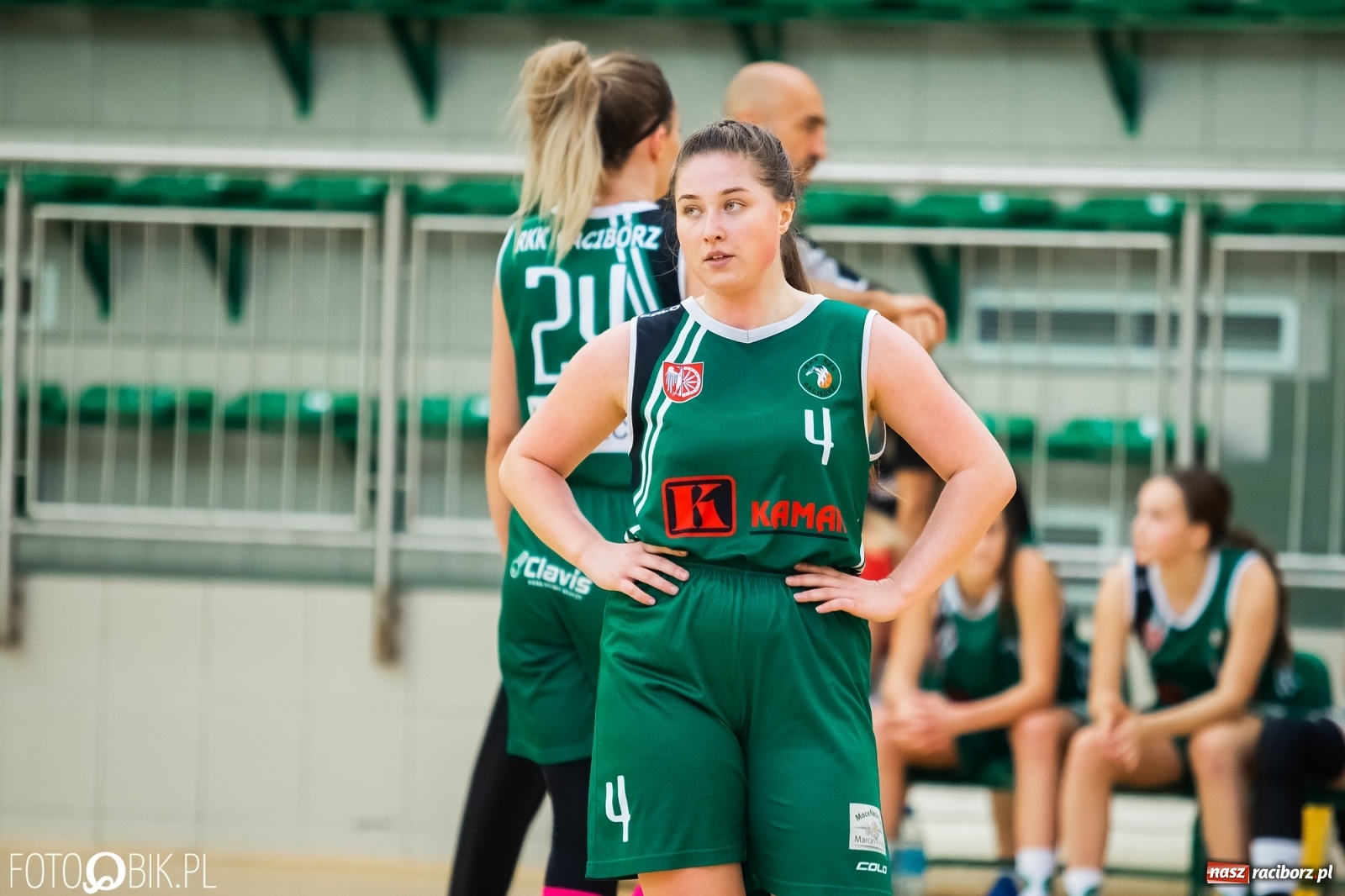 Zdjęcie w galerii na portalu naszraciborz.pl: Zacięty pojedynek na inaugurację sezonu koszykówki [FOTO] wiadomości z regionu