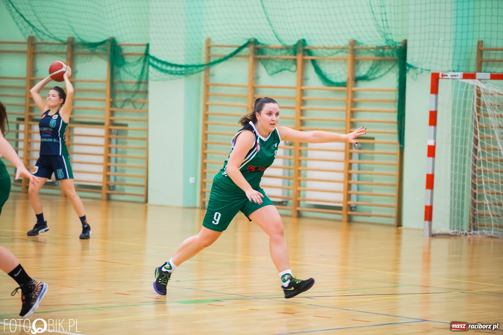 Zdjęcie w galerii na portalu naszraciborz.pl: Zacięty pojedynek na inaugurację sezonu koszykówki [FOTO] wiadomości z regionu