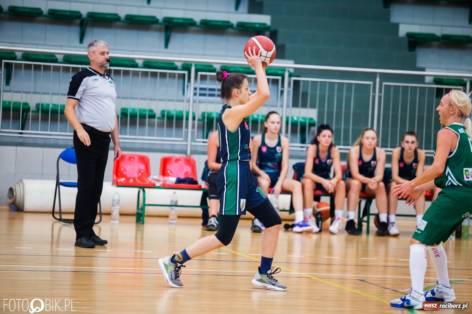 Zdjęcie w galerii na portalu naszraciborz.pl: Zacięty pojedynek na inaugurację sezonu koszykówki [FOTO] wiadomości z regionu