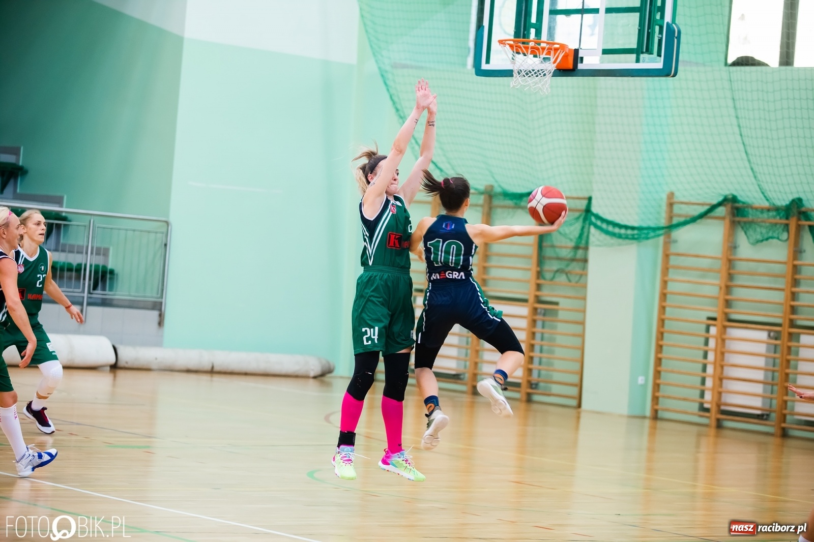 Zdjęcie w galerii na portalu naszraciborz.pl: Zacięty pojedynek na inaugurację sezonu koszykówki [FOTO] wiadomości z regionu