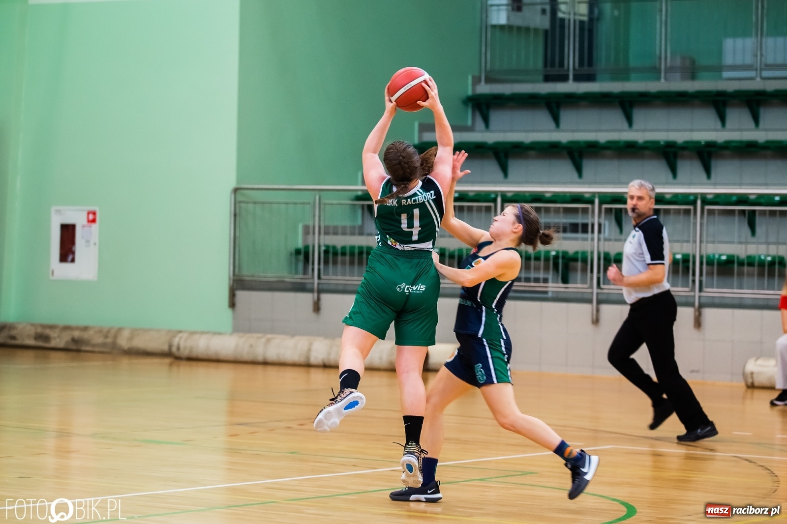 Zdjęcie w galerii na portalu naszraciborz.pl: Zacięty pojedynek na inaugurację sezonu koszykówki [FOTO] wiadomości z regionu