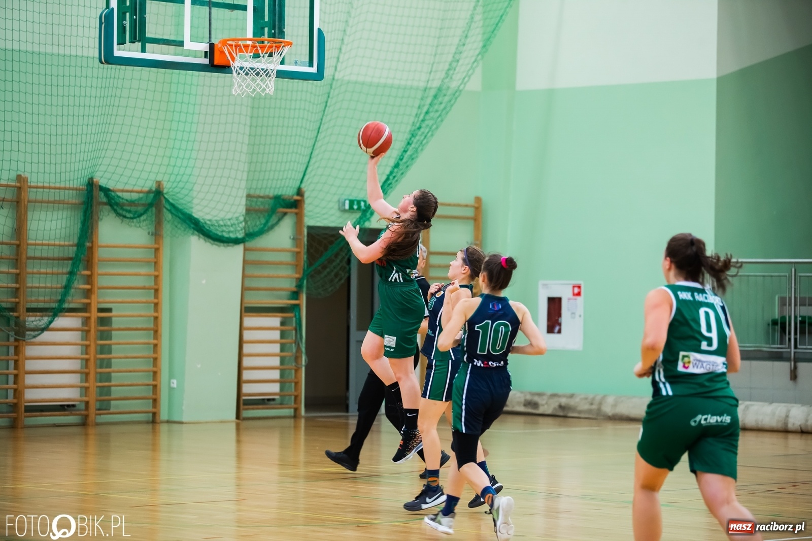 Zdjęcie w galerii na portalu naszraciborz.pl: Zacięty pojedynek na inaugurację sezonu koszykówki [FOTO] wiadomości z regionu
