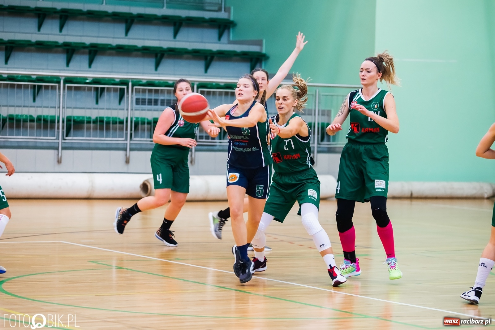 Zdjęcie w galerii na portalu naszraciborz.pl: Zacięty pojedynek na inaugurację sezonu koszykówki [FOTO] wiadomości z regionu