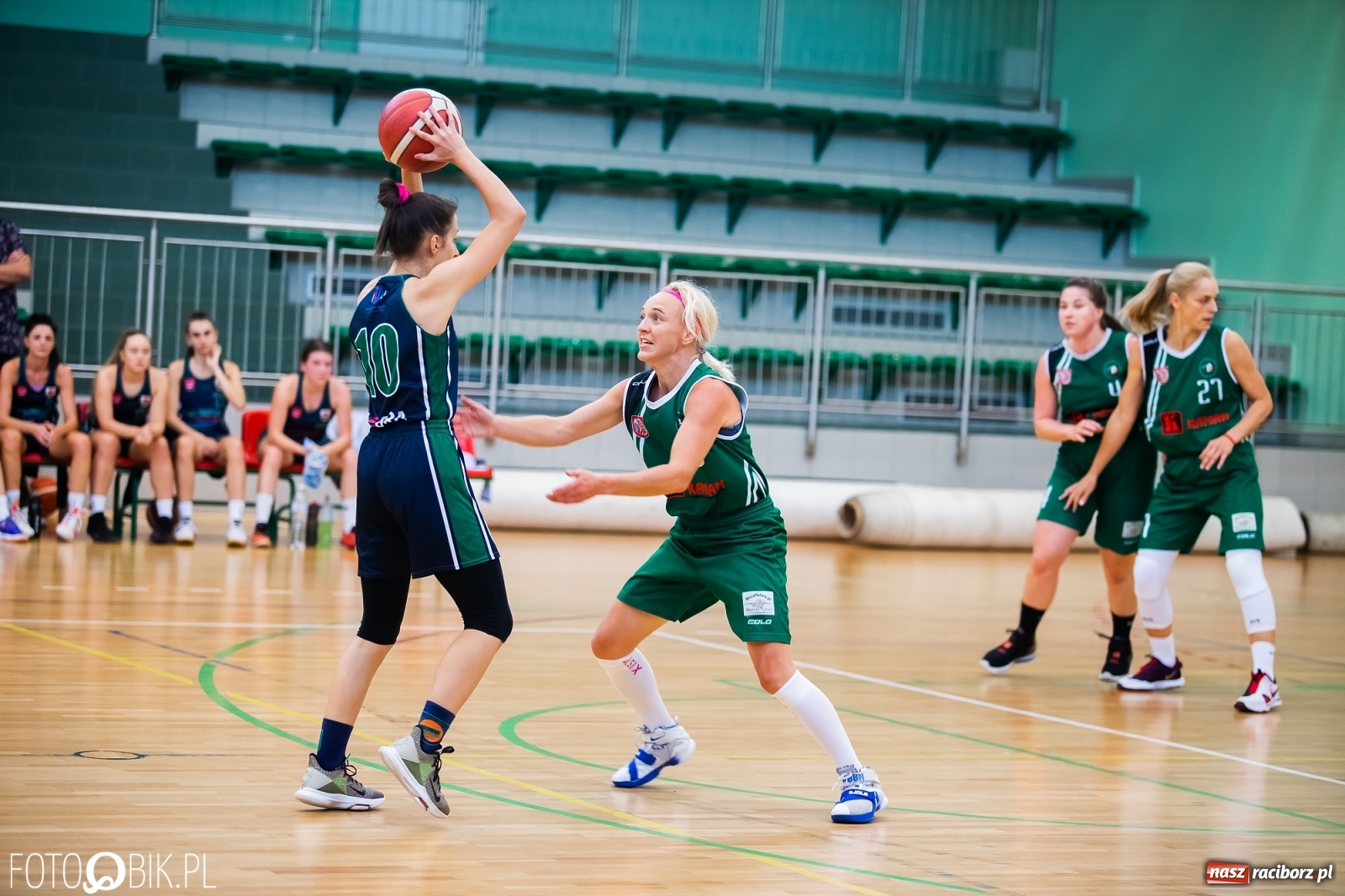 Zdjęcie w galerii na portalu naszraciborz.pl: Zacięty pojedynek na inaugurację sezonu koszykówki [FOTO] wiadomości z regionu