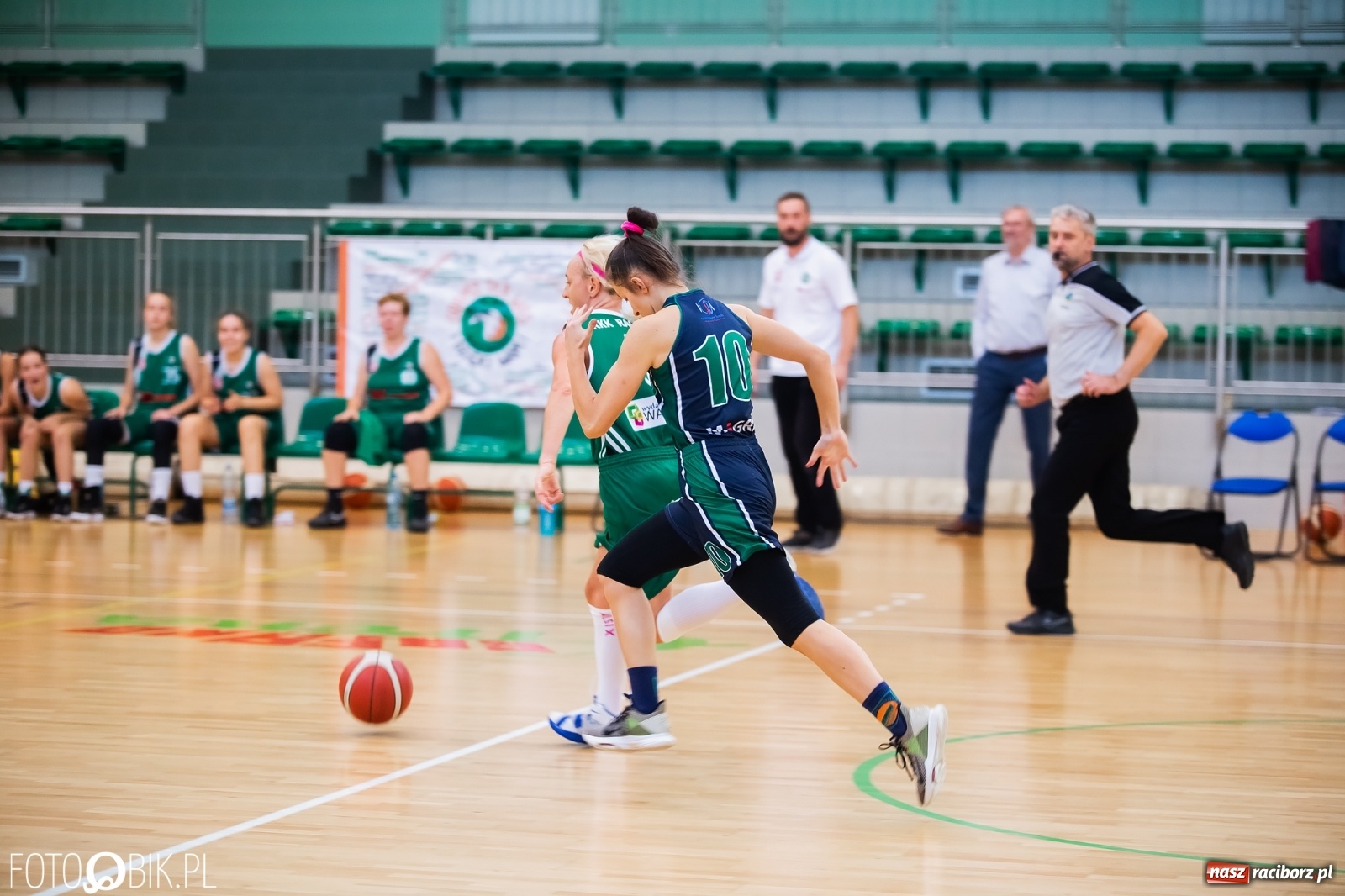 Zdjęcie w galerii na portalu naszraciborz.pl: Zacięty pojedynek na inaugurację sezonu koszykówki [FOTO] wiadomości z regionu