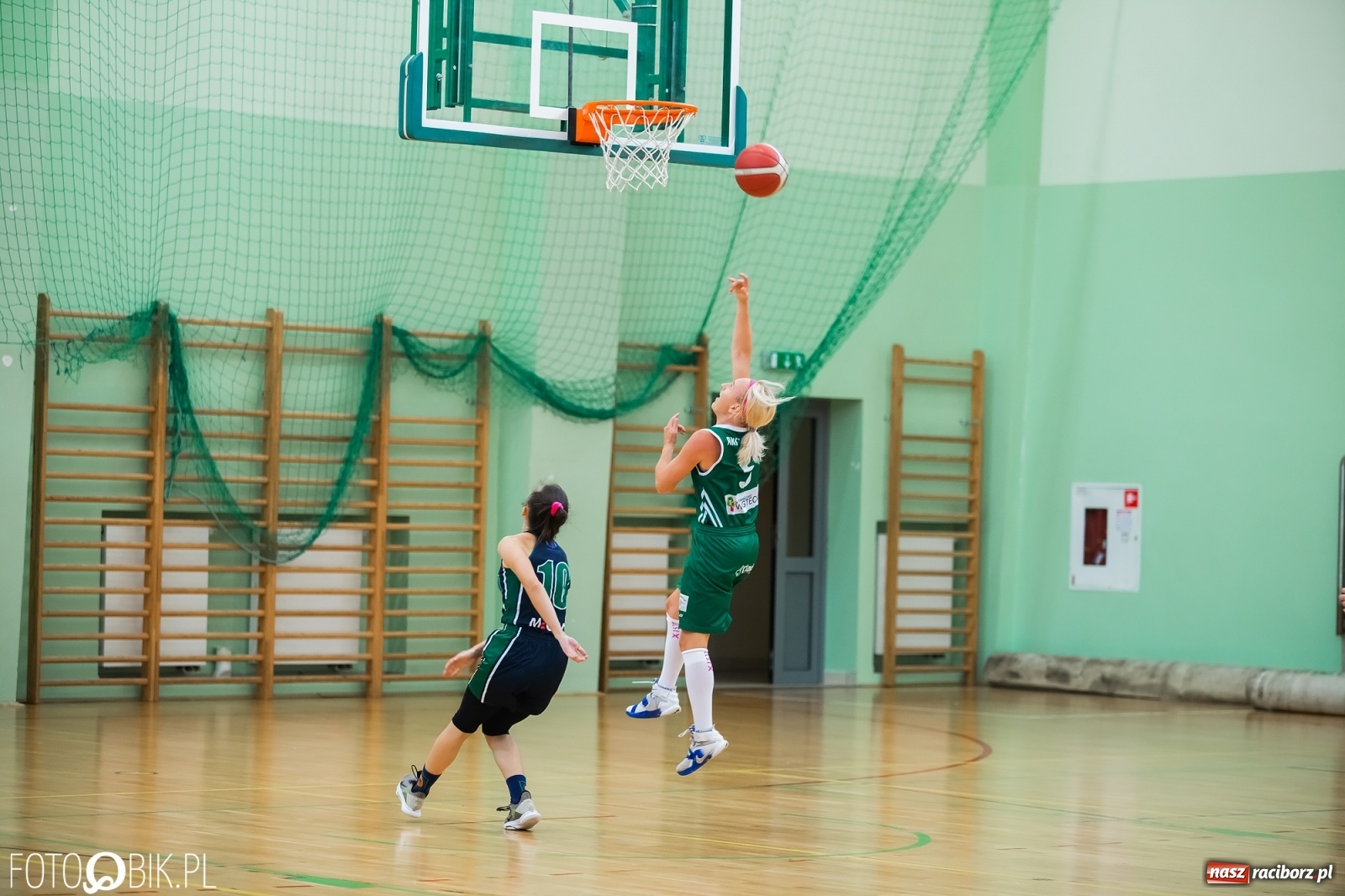 Zdjęcie w galerii na portalu naszraciborz.pl: Zacięty pojedynek na inaugurację sezonu koszykówki [FOTO] wiadomości z regionu