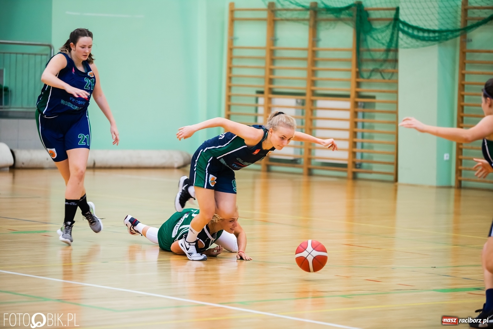 Zdjęcie w galerii na portalu naszraciborz.pl: Zacięty pojedynek na inaugurację sezonu koszykówki [FOTO] wiadomości z regionu