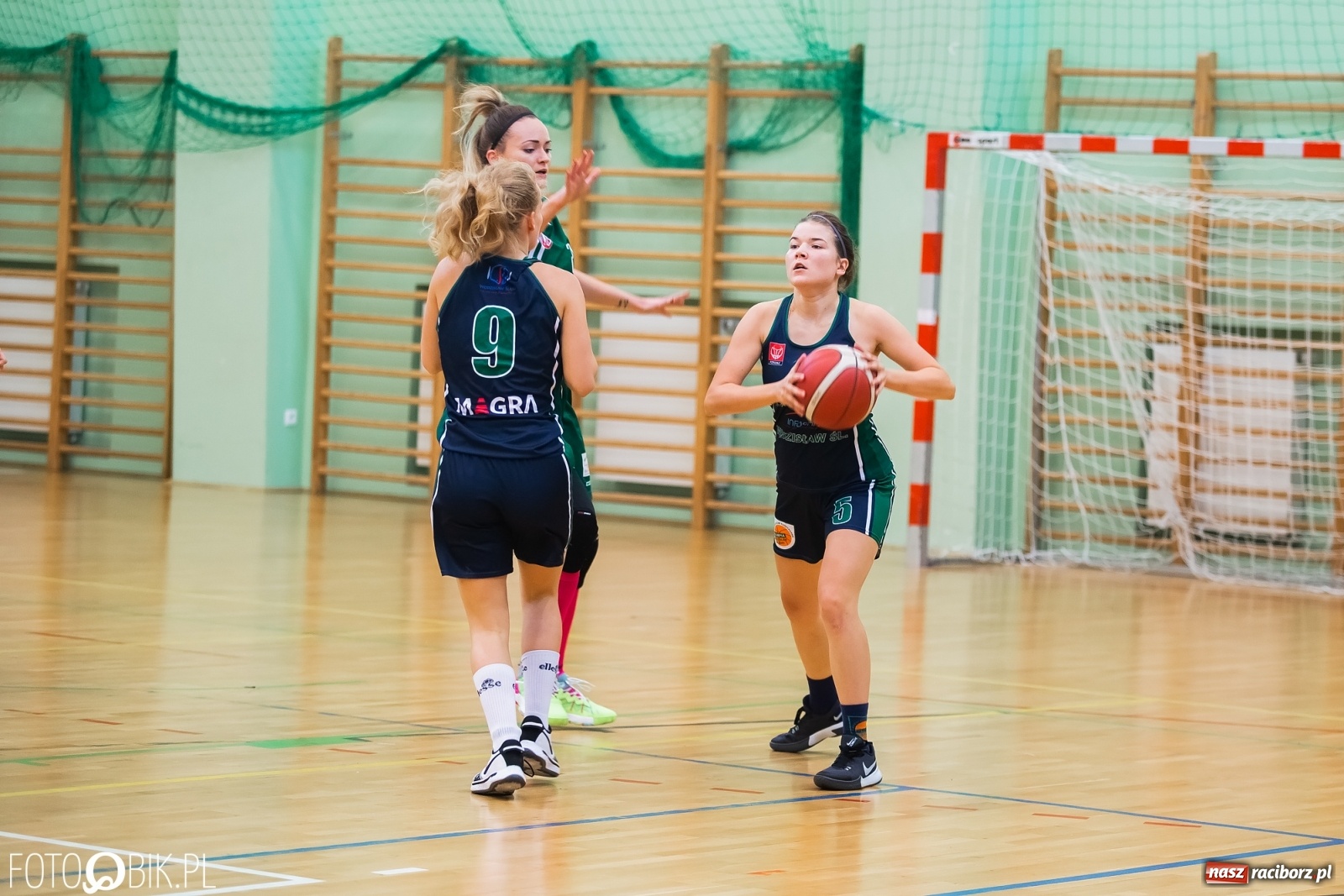 Zdjęcie w galerii na portalu naszraciborz.pl: Zacięty pojedynek na inaugurację sezonu koszykówki [FOTO] wiadomości z regionu