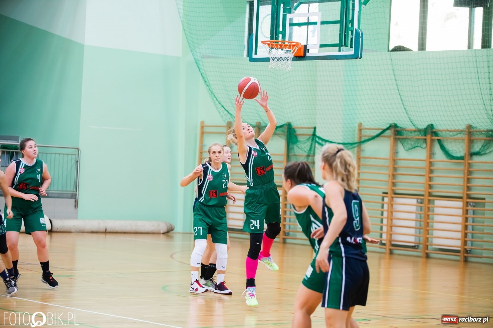 Zdjęcie w galerii na portalu naszraciborz.pl: Zacięty pojedynek na inaugurację sezonu koszykówki [FOTO] wiadomości z regionu