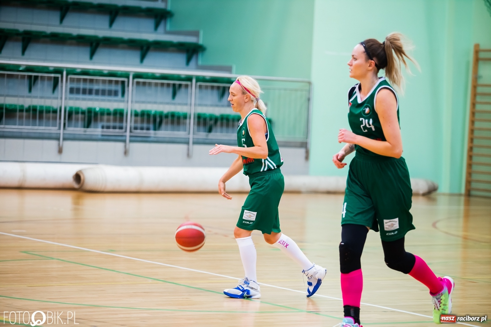 Zdjęcie w galerii na portalu naszraciborz.pl: Zacięty pojedynek na inaugurację sezonu koszykówki [FOTO] wiadomości z regionu