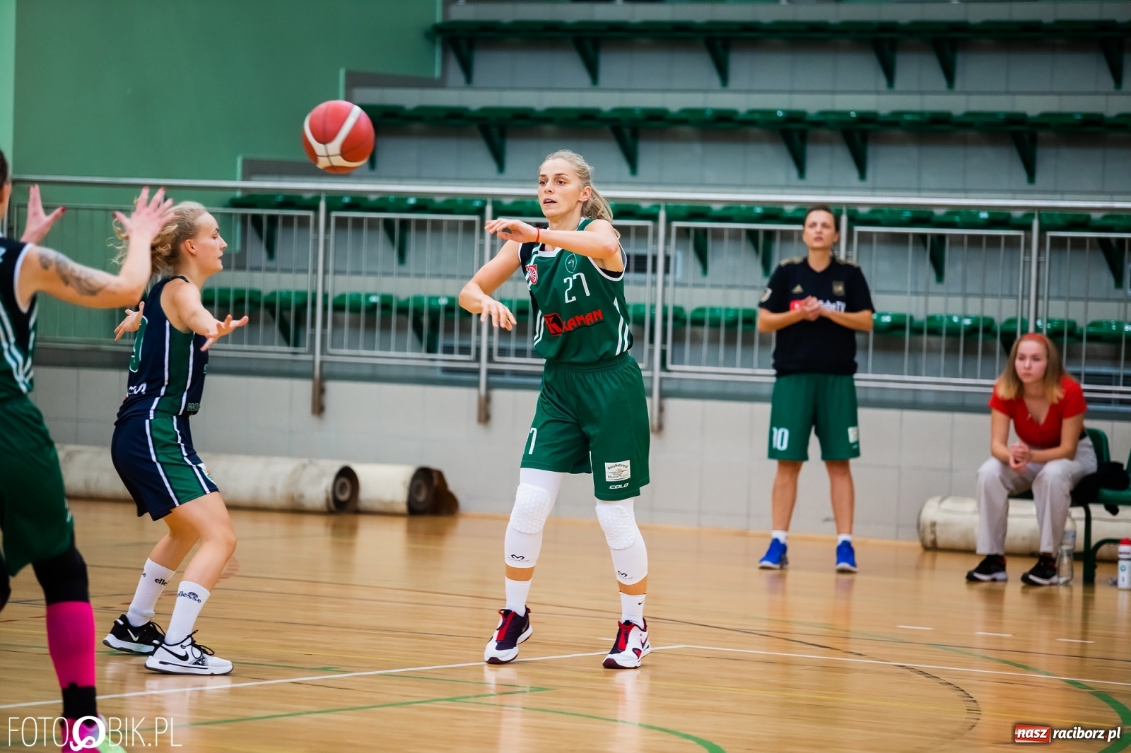 Zdjęcie w galerii na portalu naszraciborz.pl: Zacięty pojedynek na inaugurację sezonu koszykówki [FOTO] wiadomości z regionu