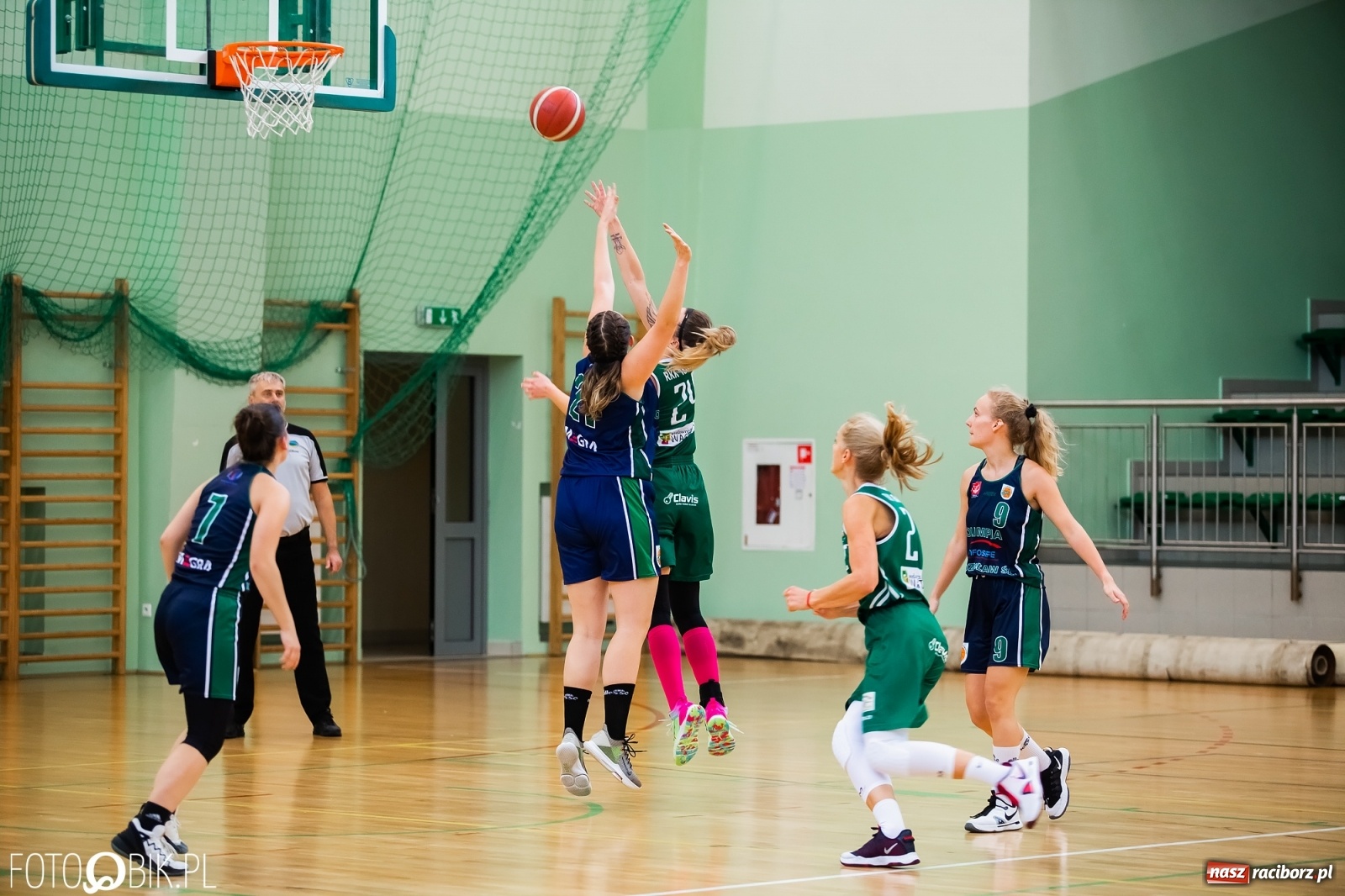 Zdjęcie w galerii na portalu naszraciborz.pl: Zacięty pojedynek na inaugurację sezonu koszykówki [FOTO] wiadomości z regionu
