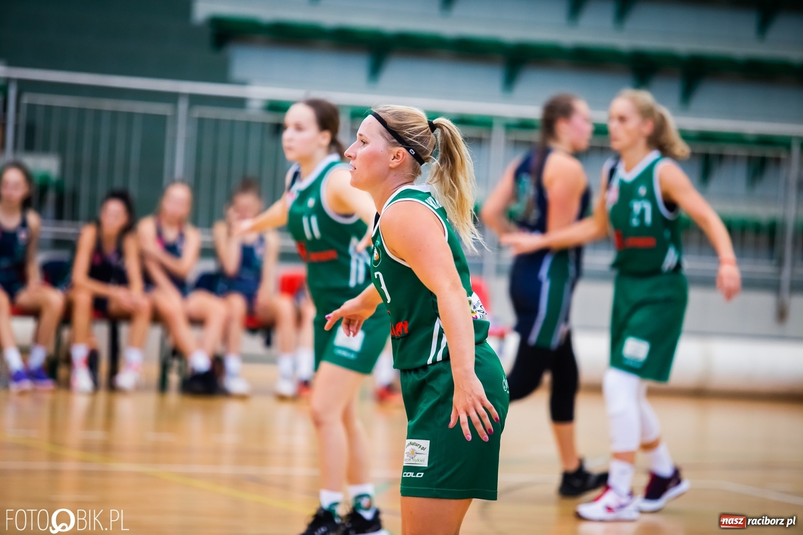 Zdjęcie w galerii na portalu naszraciborz.pl: Zacięty pojedynek na inaugurację sezonu koszykówki [FOTO] wiadomości z regionu