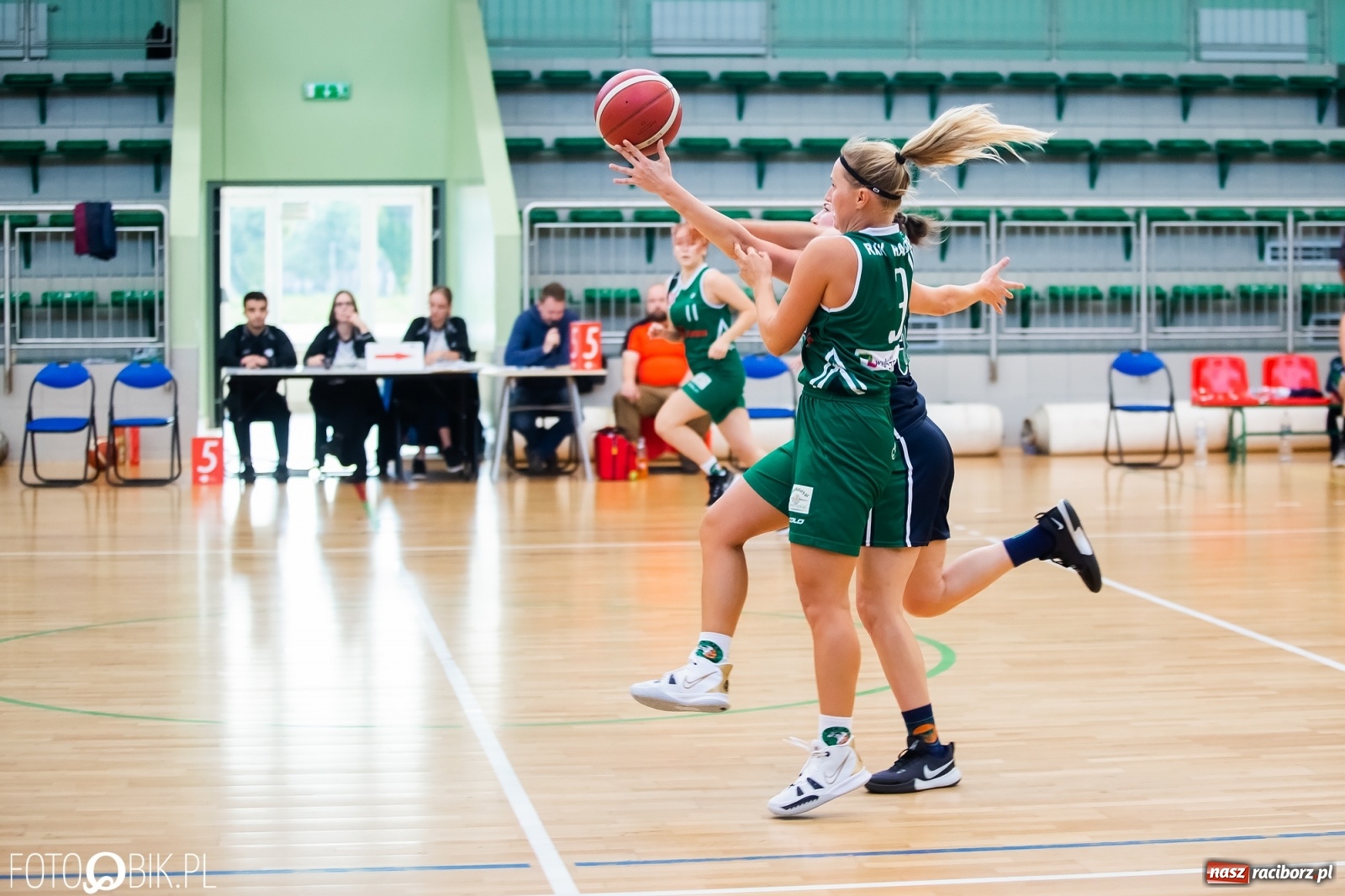 Zdjęcie w galerii na portalu naszraciborz.pl: Zacięty pojedynek na inaugurację sezonu koszykówki [FOTO] wiadomości z regionu