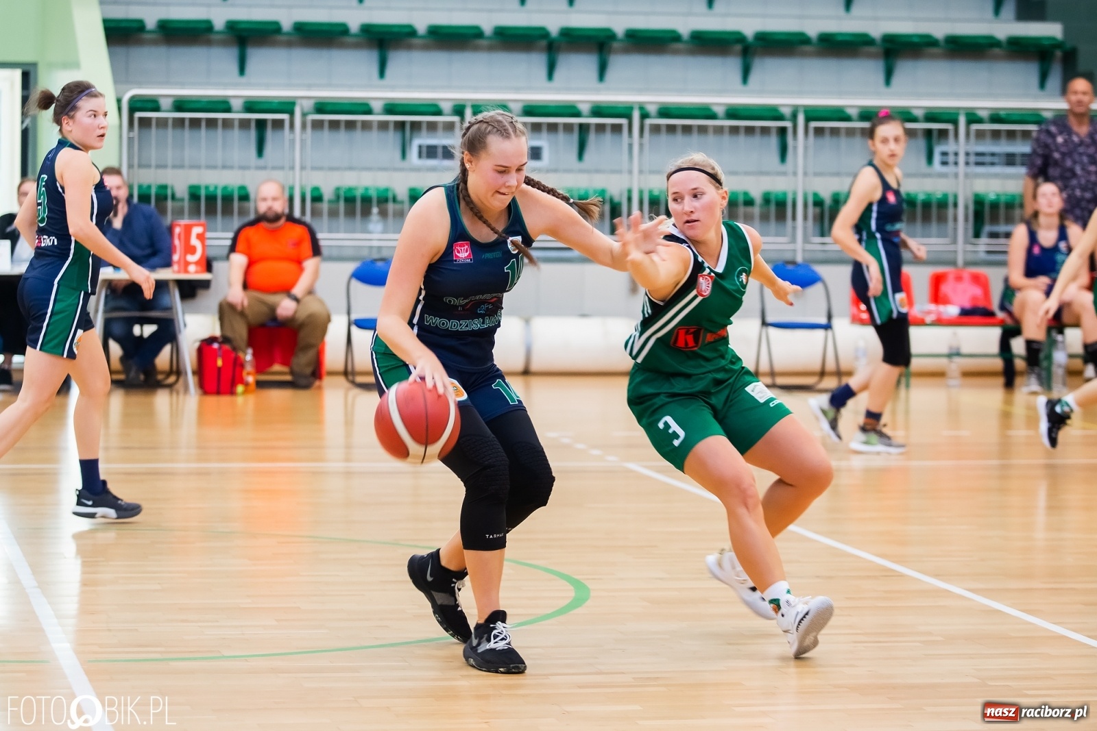 Zdjęcie w galerii na portalu naszraciborz.pl: Zacięty pojedynek na inaugurację sezonu koszykówki [FOTO] wiadomości z regionu