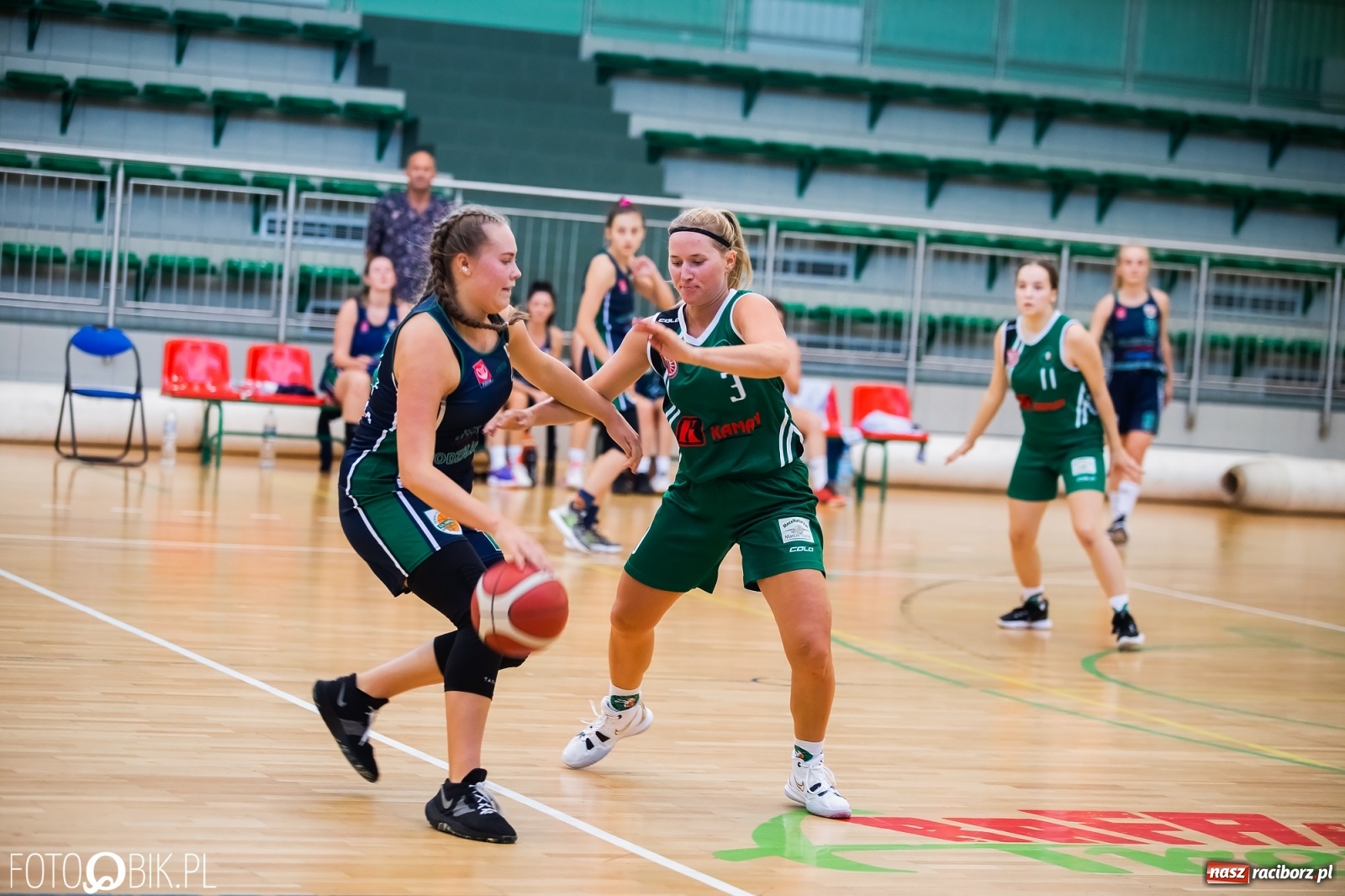 Zdjęcie w galerii na portalu naszraciborz.pl: Zacięty pojedynek na inaugurację sezonu koszykówki [FOTO] wiadomości z regionu