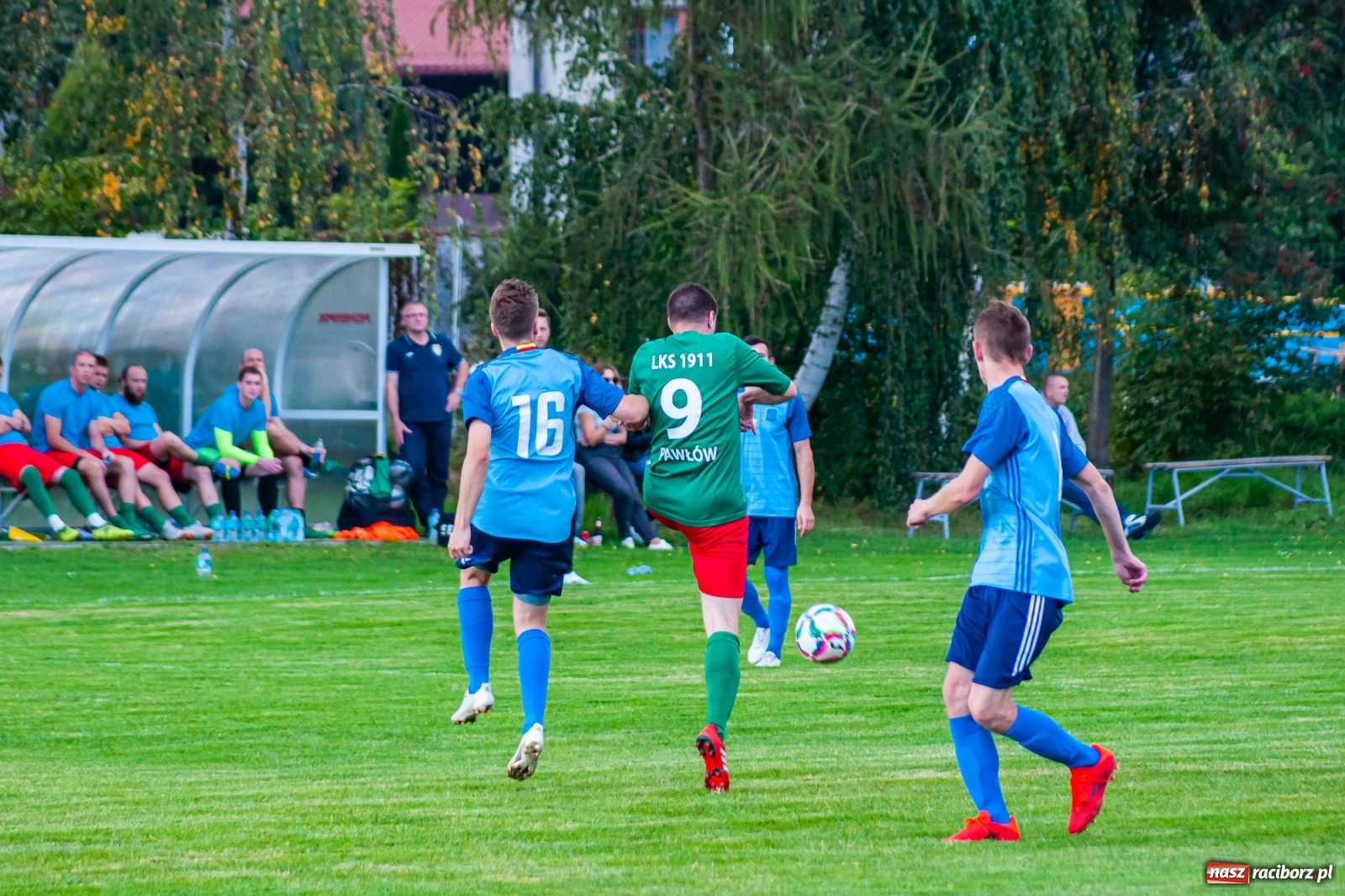 Zdjęcie w galerii na portalu naszraciborz.pl: A klasa. Nerwowo i czerwono w Pawłowie [FOTO] wiadomości z regionu
