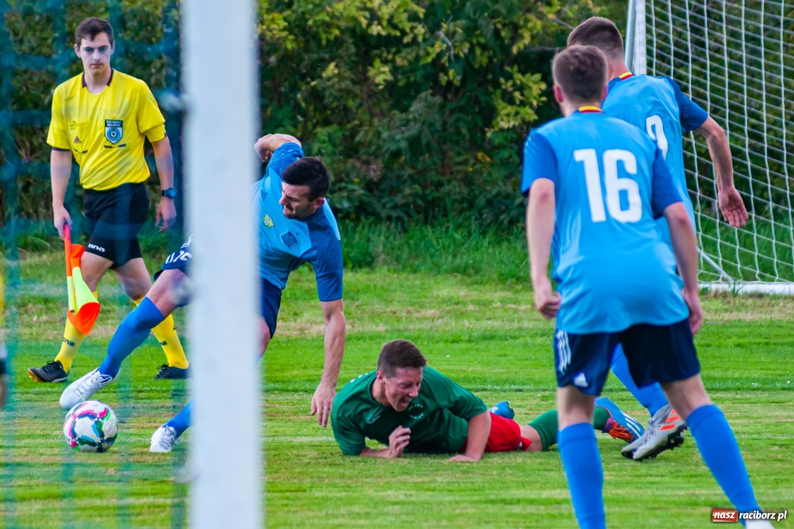 Zdjęcie w galerii na portalu naszraciborz.pl: A klasa. Nerwowo i czerwono w Pawłowie [FOTO] wiadomości z regionu