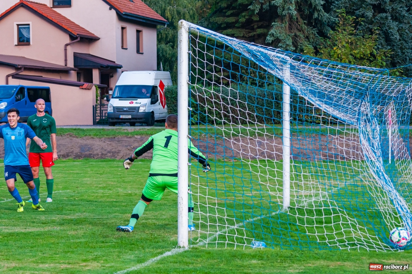 Zdjęcie w galerii na portalu naszraciborz.pl: A klasa. Nerwowo i czerwono w Pawłowie [FOTO] wiadomości z regionu