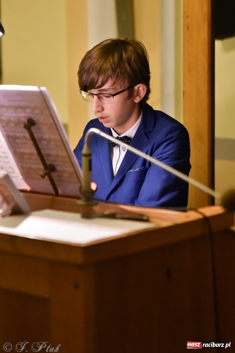 Zdjęcie w galerii na portalu naszraciborz.pl: Młodzi wirtuozi organów zagrali na Ostrogu wiadomości z regionu