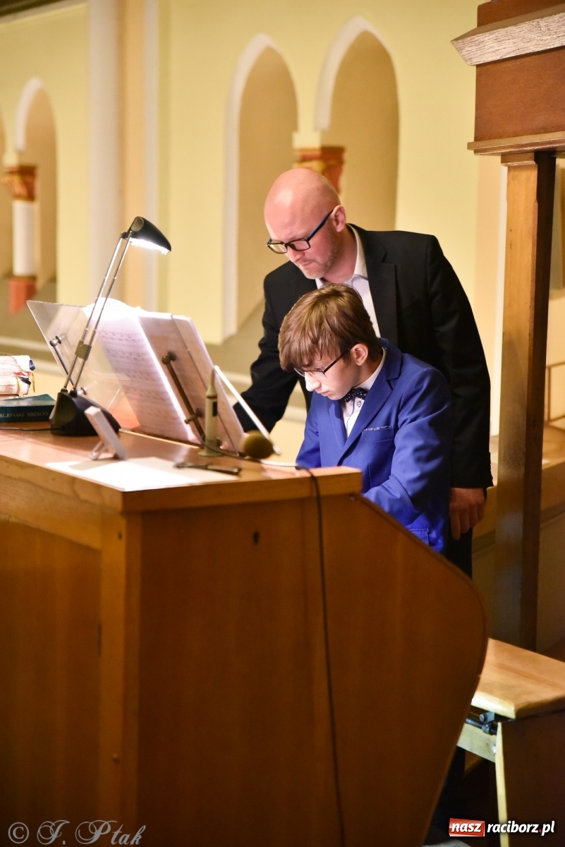 Zdjęcie w galerii na portalu naszraciborz.pl: Młodzi wirtuozi organów zagrali na Ostrogu wiadomości z regionu