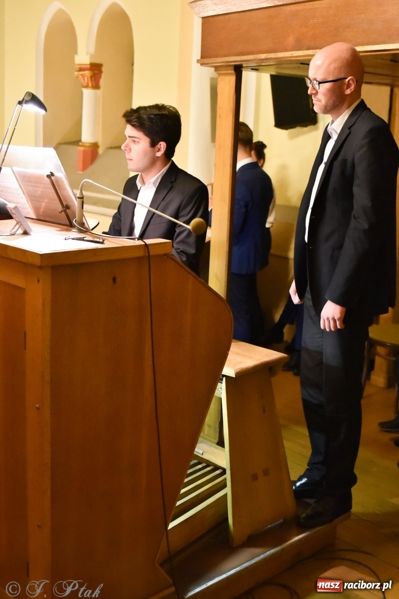 Zdjęcie w galerii na portalu naszraciborz.pl: Młodzi wirtuozi organów zagrali na Ostrogu wiadomości z regionu