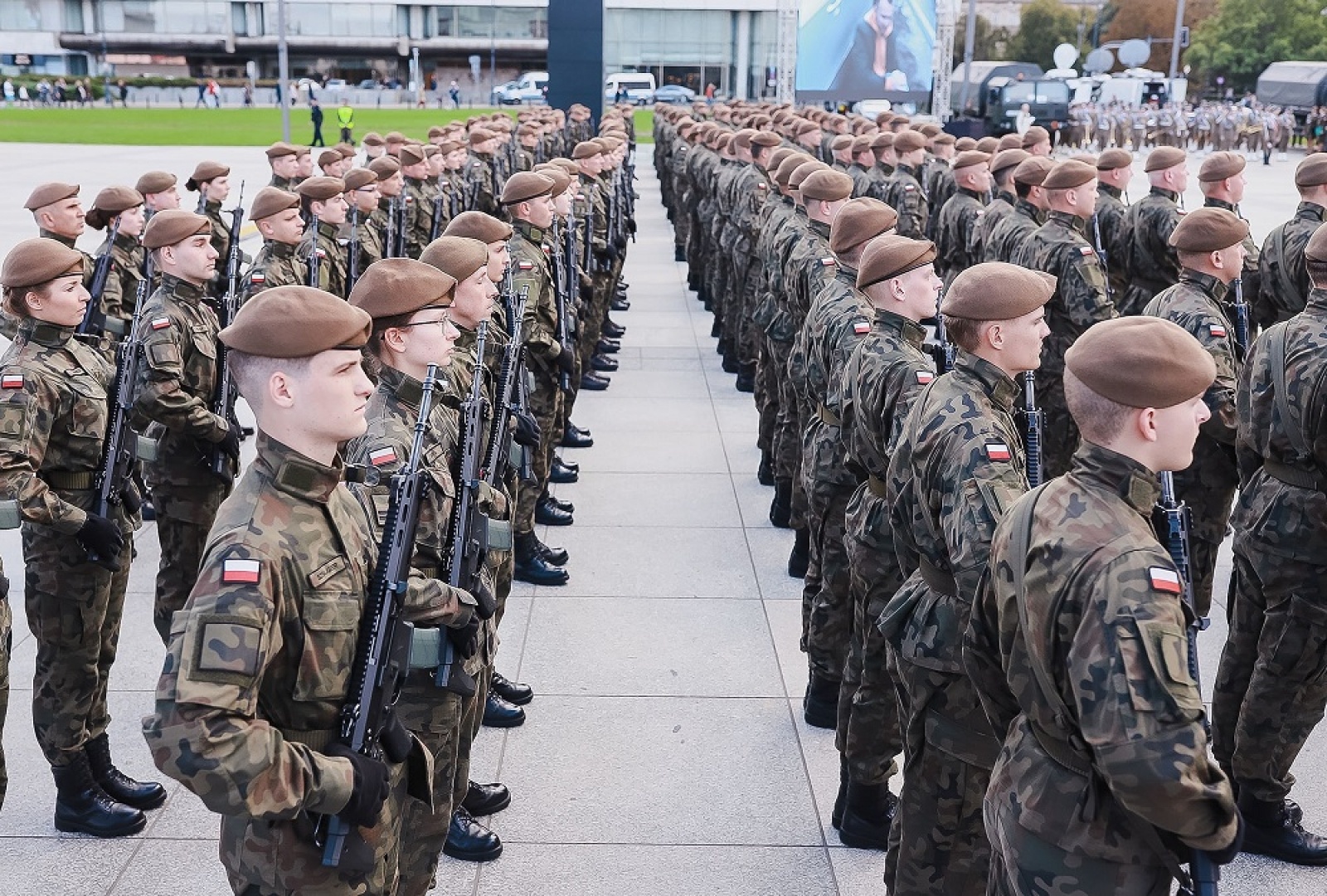 Zdjęcie w galerii na portalu naszraciborz.pl: Kuźnia Raciborska ufundowała sztandar dla śląskich terytorialsów wiadomości z regionu
