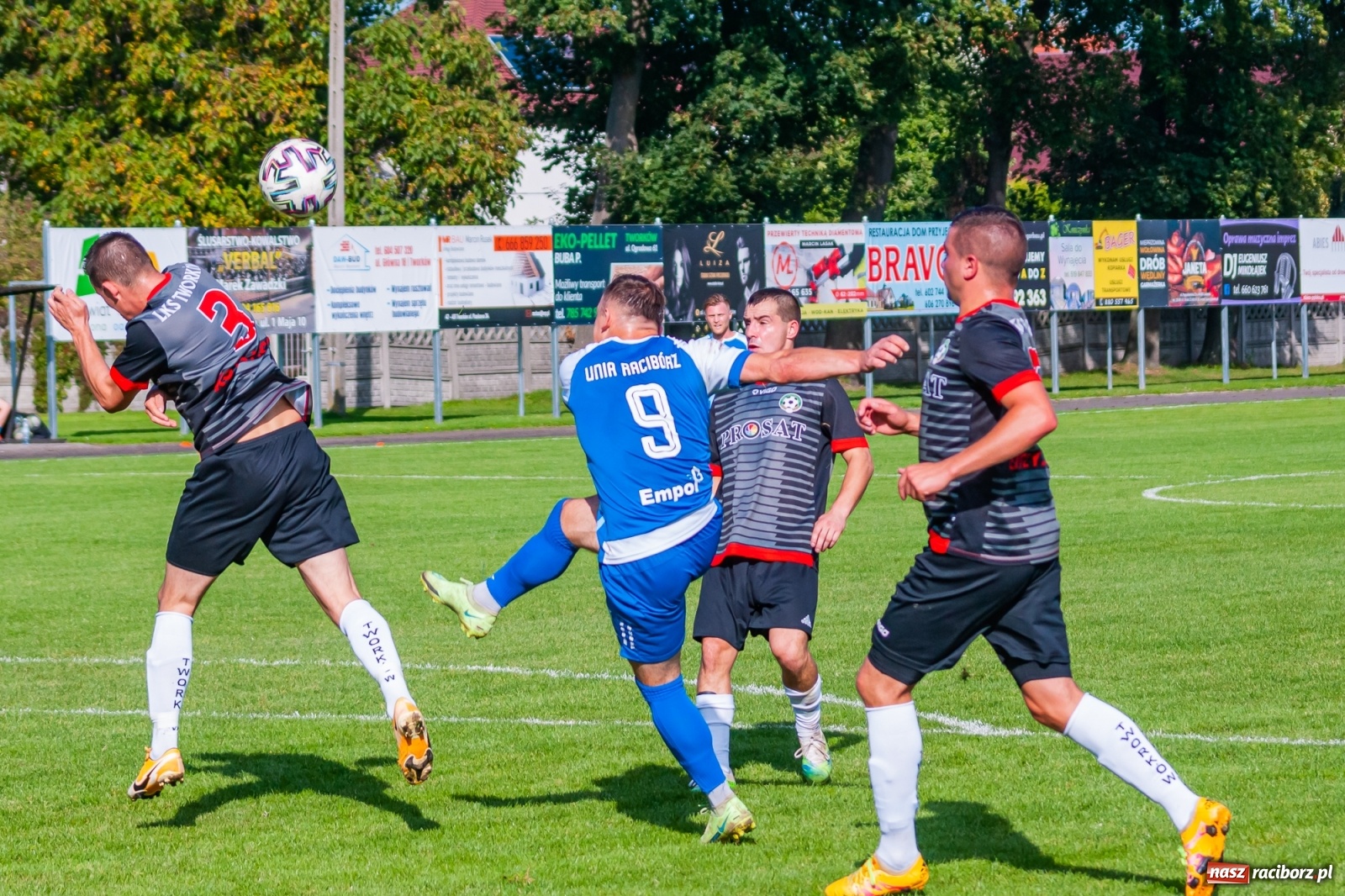 Zdjęcie w galerii na portalu naszraciborz.pl: Podział punktów w derbach powiatu. Poprzeczka uratowała Tworków [FOTO] wiadomości z regionu