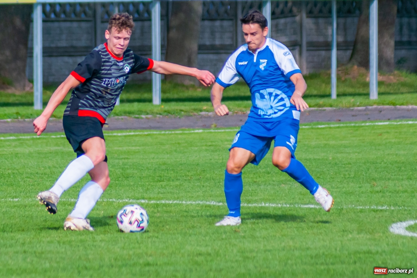 Zdjęcie w galerii na portalu naszraciborz.pl: Podział punktów w derbach powiatu. Poprzeczka uratowała Tworków [FOTO] wiadomości z regionu