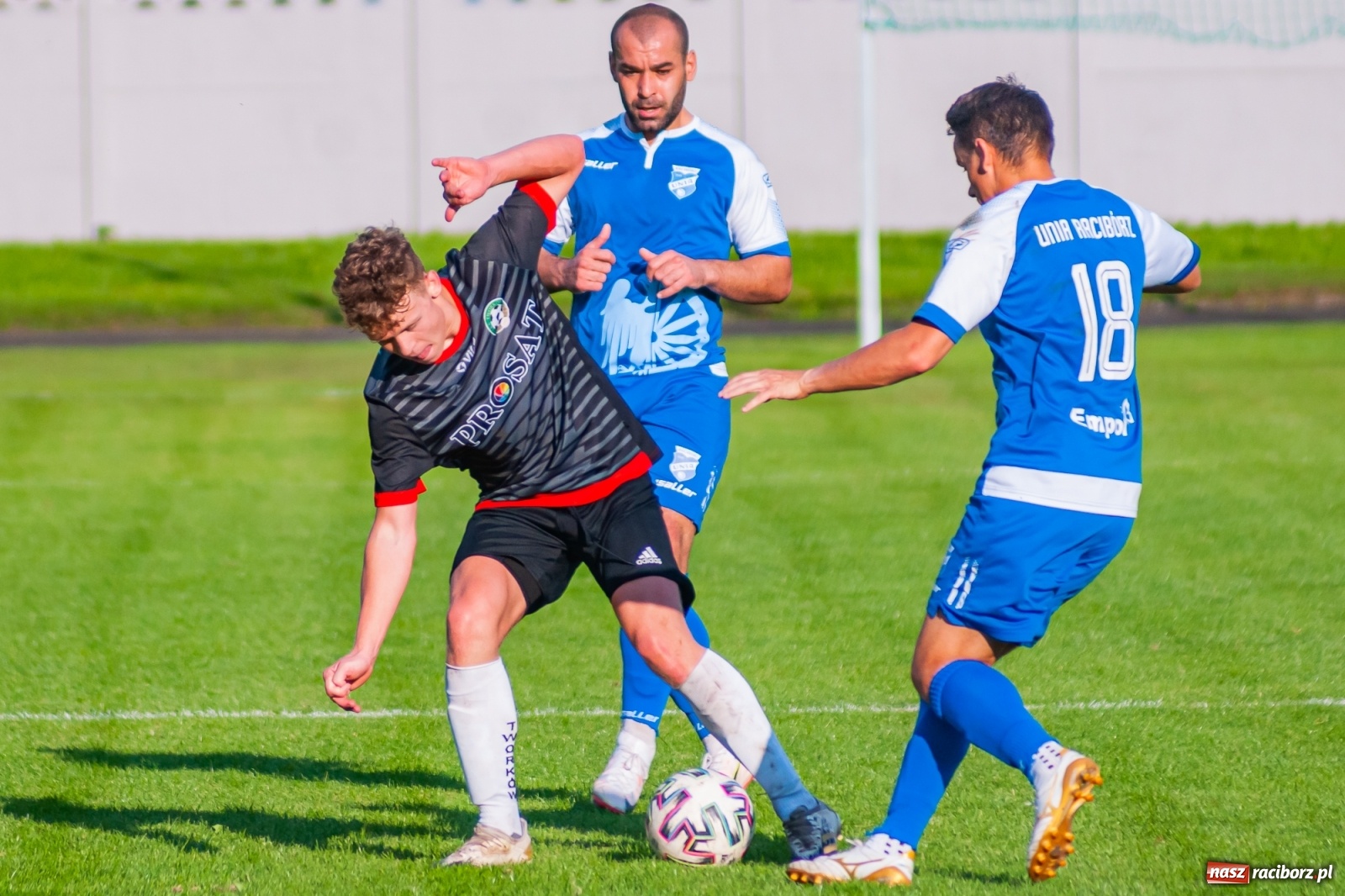 Zdjęcie w galerii na portalu naszraciborz.pl: Podział punktów w derbach powiatu. Poprzeczka uratowała Tworków [FOTO] wiadomości z regionu