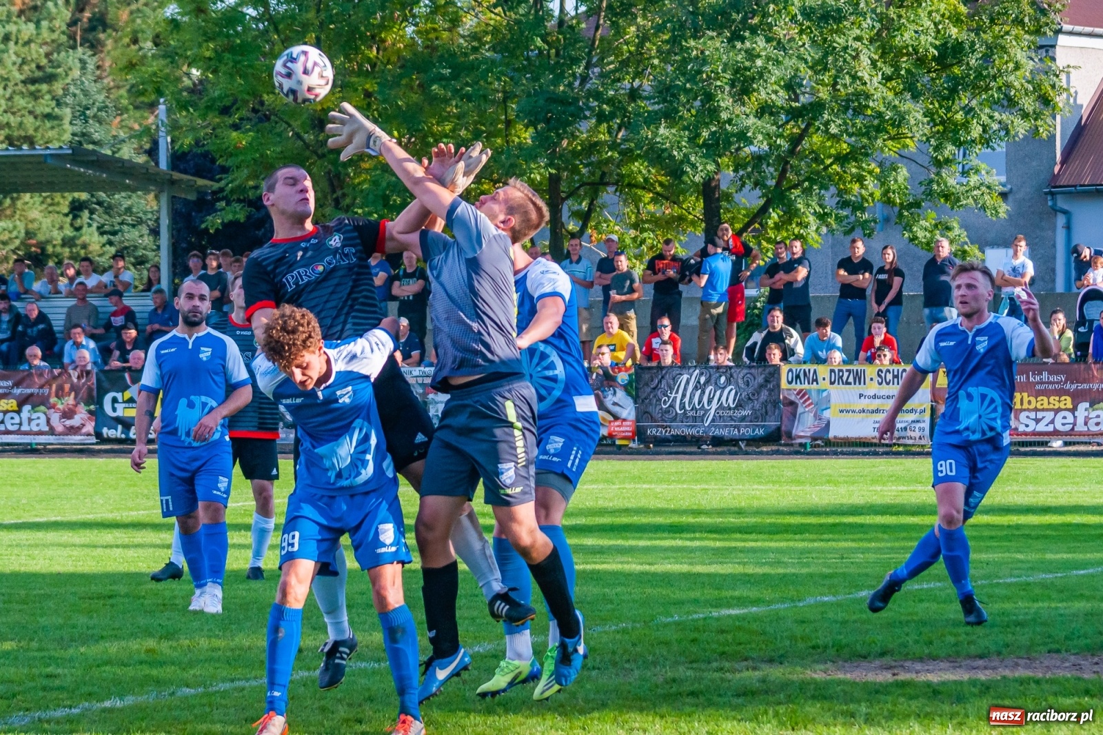 Zdjęcie w galerii na portalu naszraciborz.pl: Podział punktów w derbach powiatu. Poprzeczka uratowała Tworków [FOTO] wiadomości z regionu