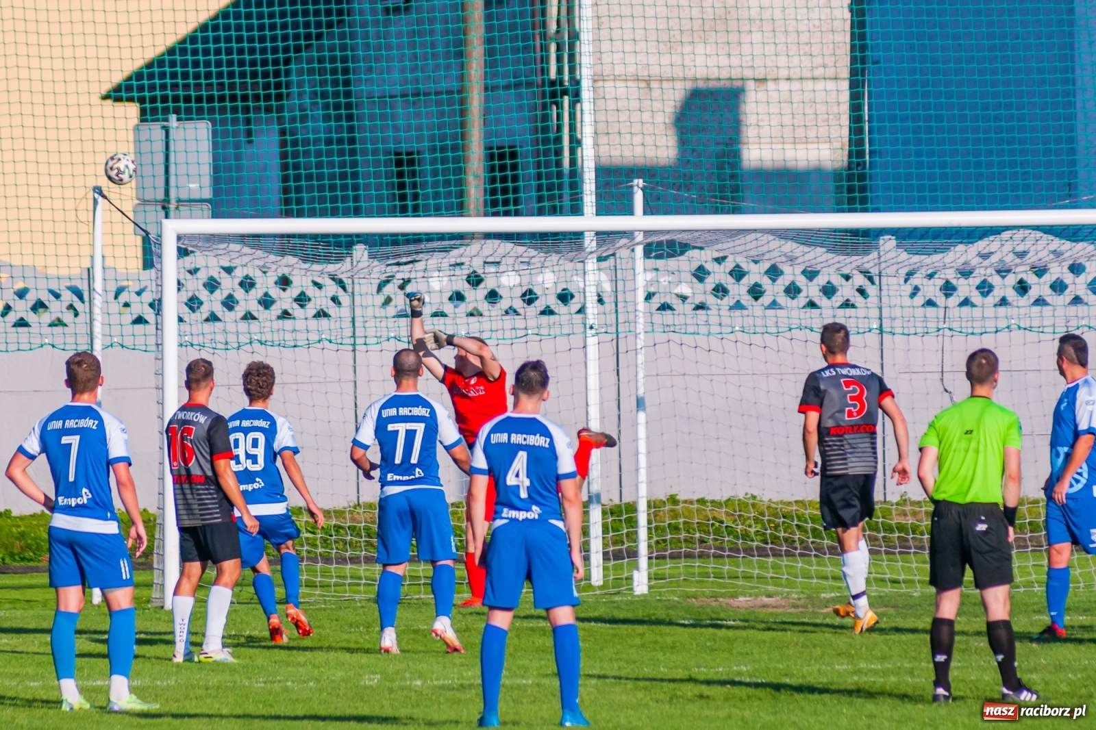 Zdjęcie w galerii na portalu naszraciborz.pl: Podział punktów w derbach powiatu. Poprzeczka uratowała Tworków [FOTO] wiadomości z regionu