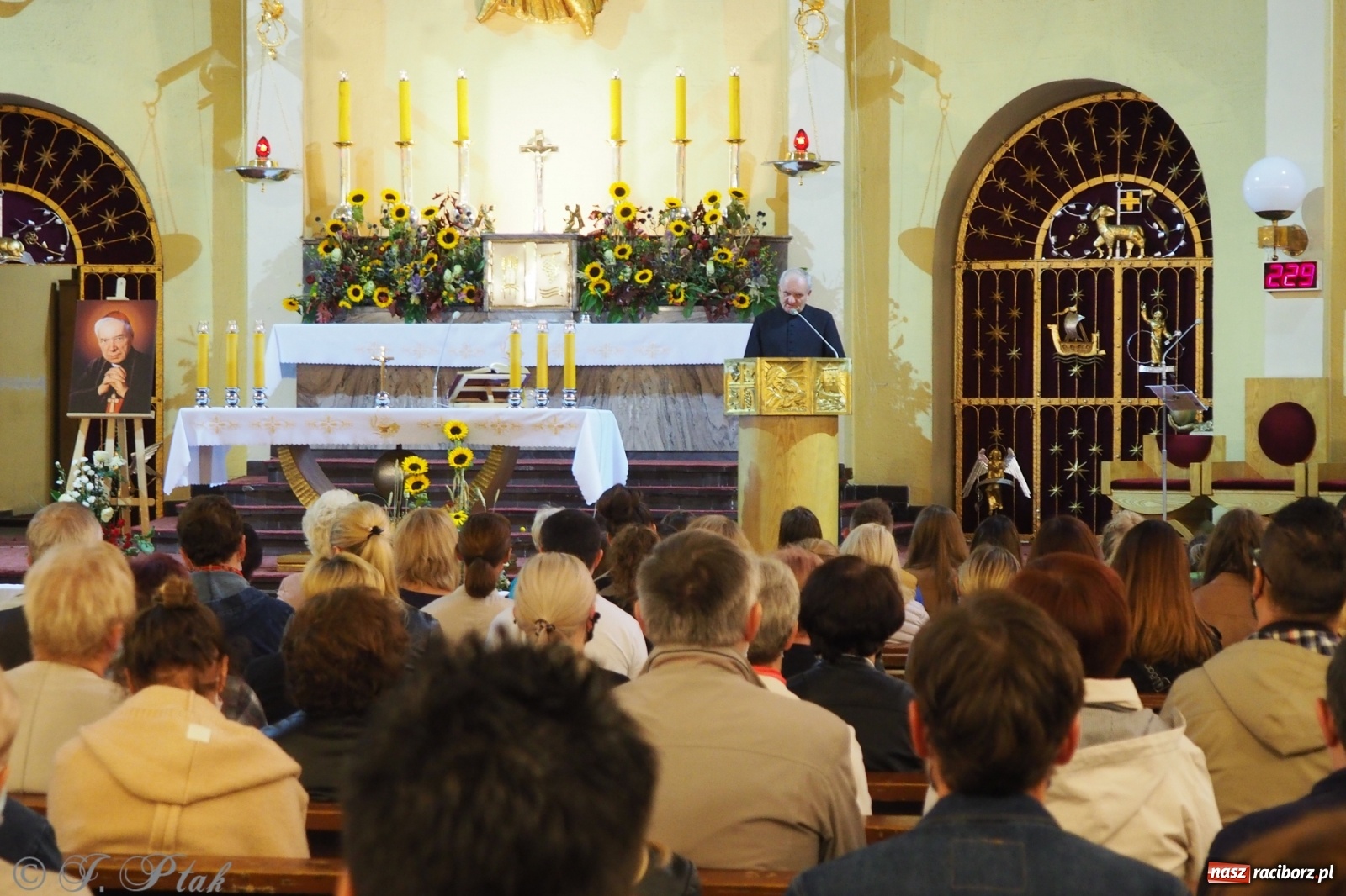 Zdjęcie w galerii na portalu naszraciborz.pl: Dominikanin youtuber zapełnił okrąglak wiadomości z regionu