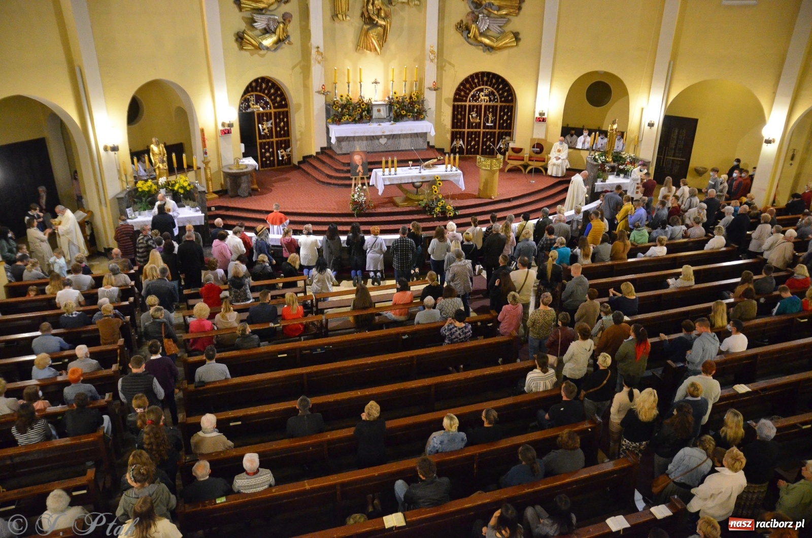 Zdjęcie w galerii na portalu naszraciborz.pl: Dominikanin youtuber zapełnił okrąglak wiadomości z regionu