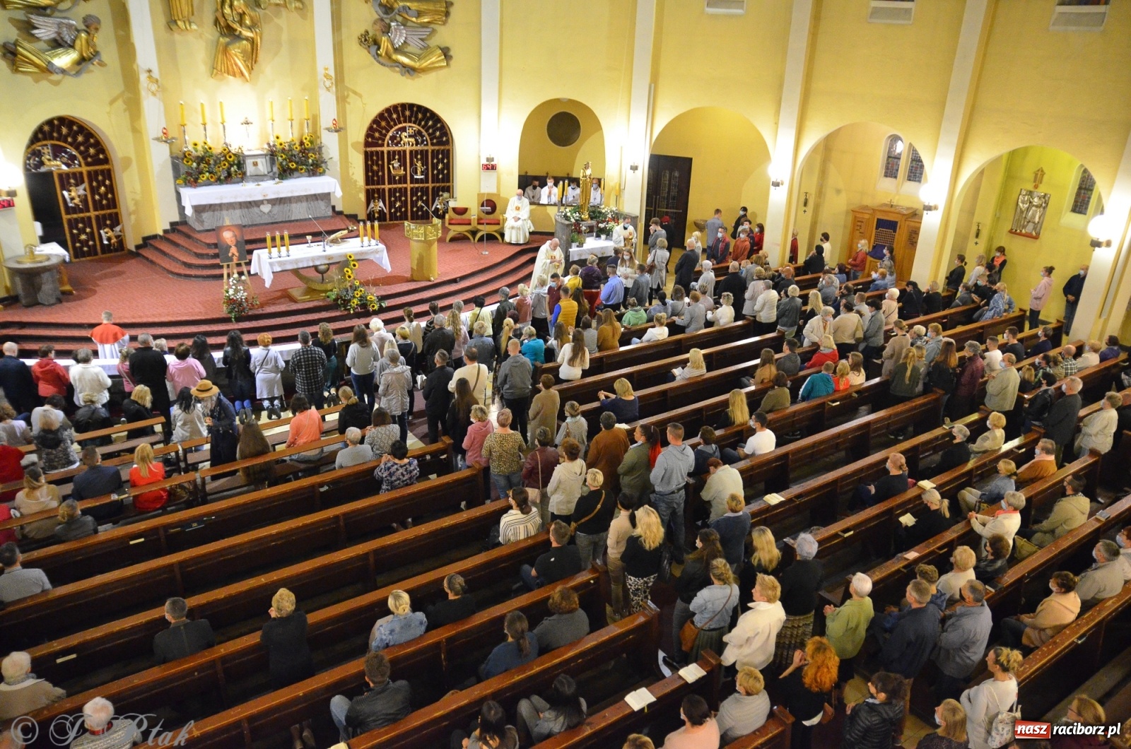 Zdjęcie w galerii na portalu naszraciborz.pl: Dominikanin youtuber zapełnił okrąglak wiadomości z regionu