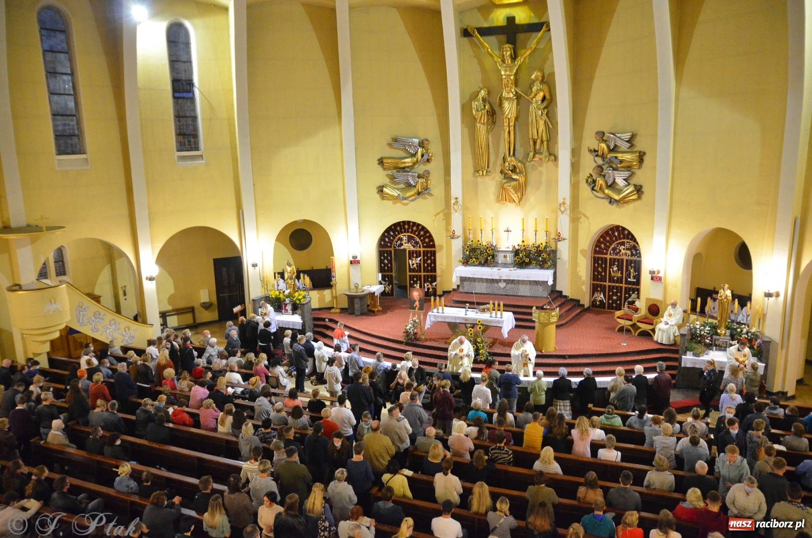 Zdjęcie w galerii na portalu naszraciborz.pl: Dominikanin youtuber zapełnił okrąglak wiadomości z regionu