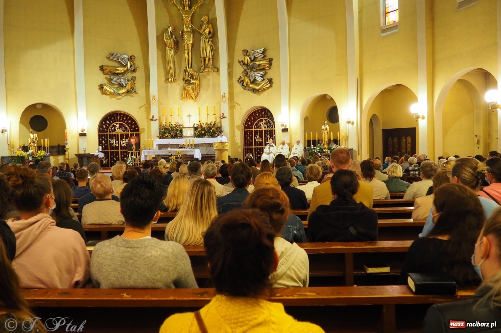 Zdjęcie w galerii na portalu naszraciborz.pl: Dominikanin youtuber zapełnił okrąglak wiadomości z regionu