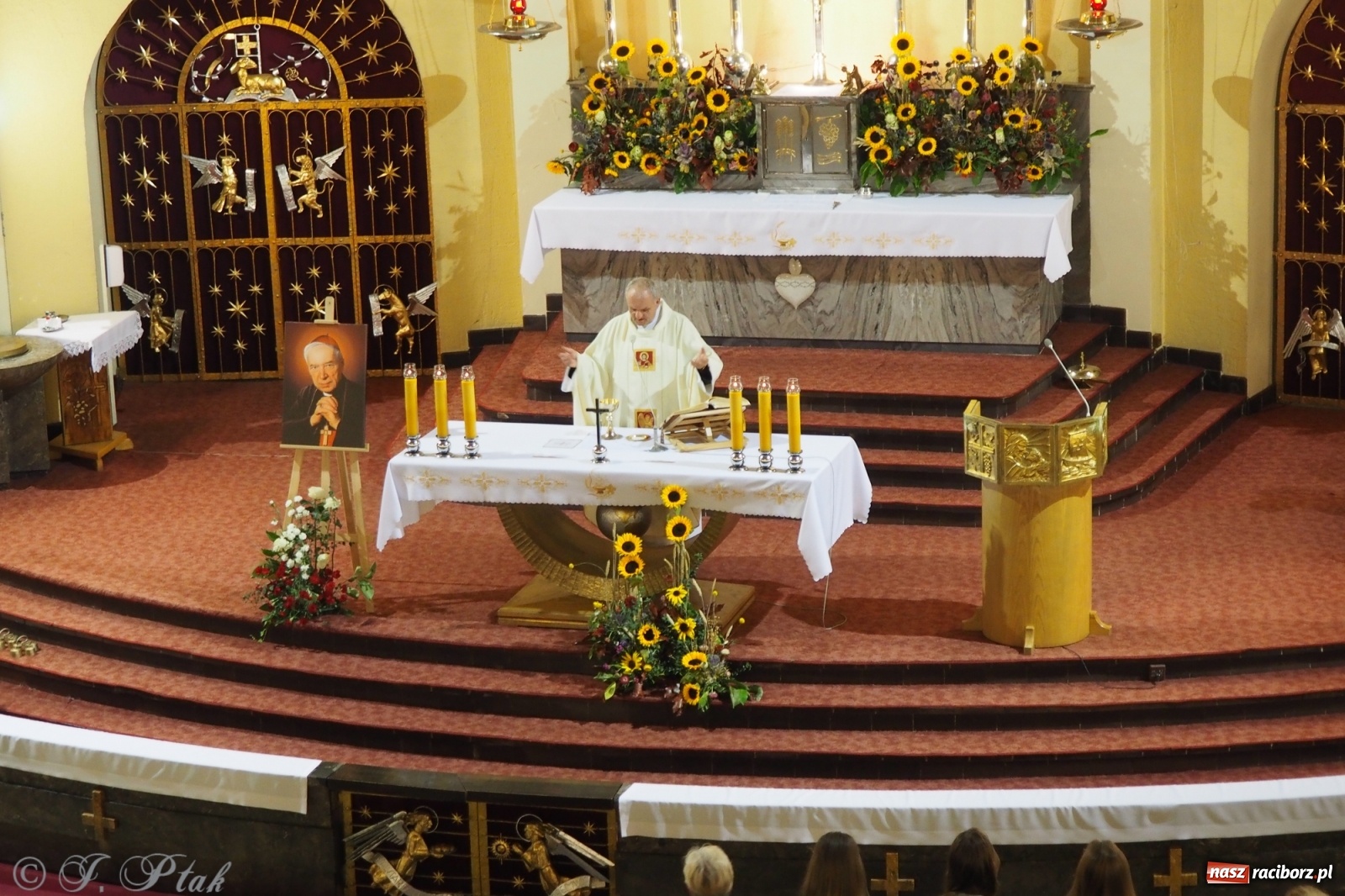 Zdjęcie w galerii na portalu naszraciborz.pl: Dominikanin youtuber zapełnił okrąglak wiadomości z regionu