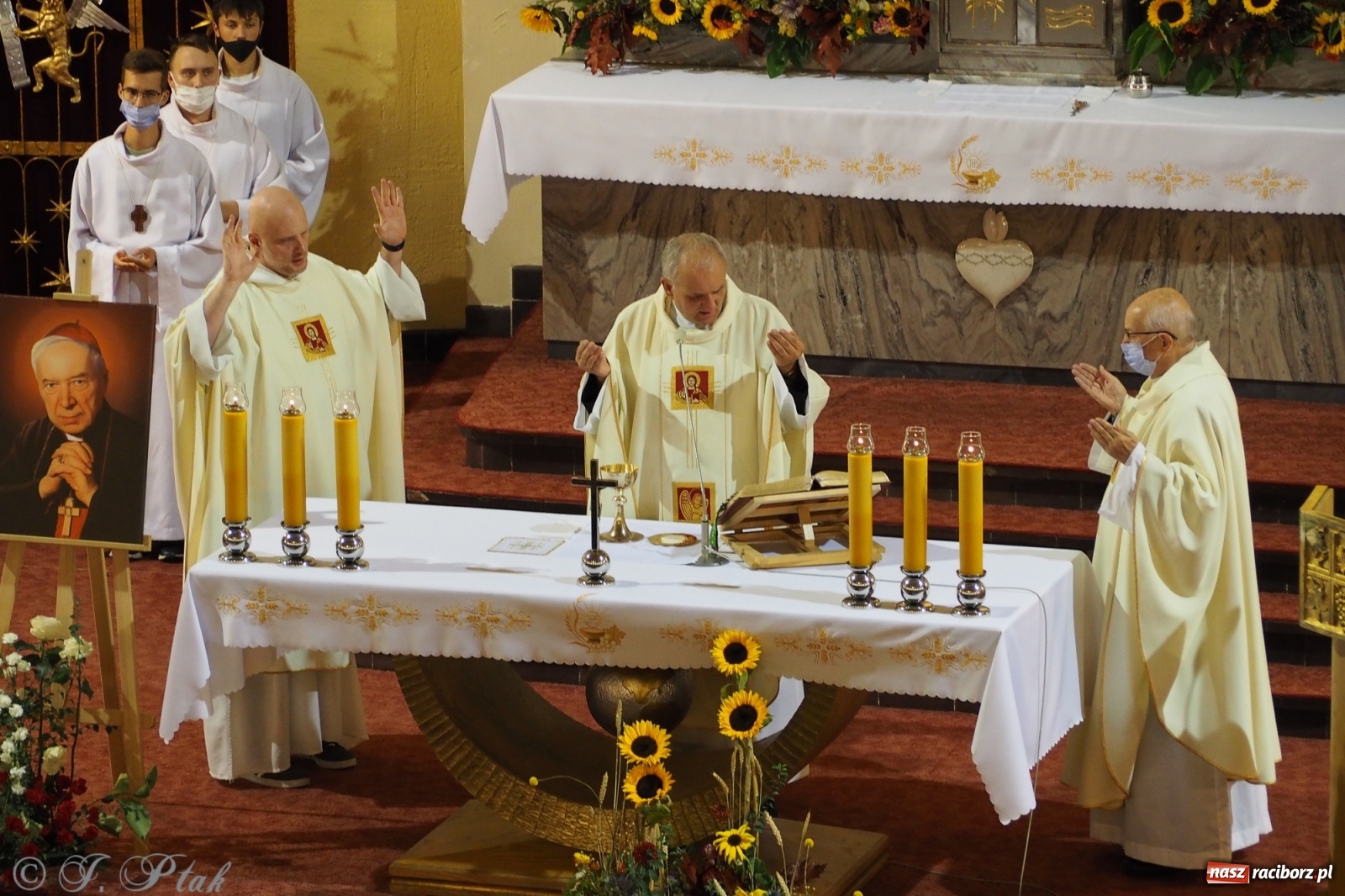 Zdjęcie w galerii na portalu naszraciborz.pl: Dominikanin youtuber zapełnił okrąglak wiadomości z regionu