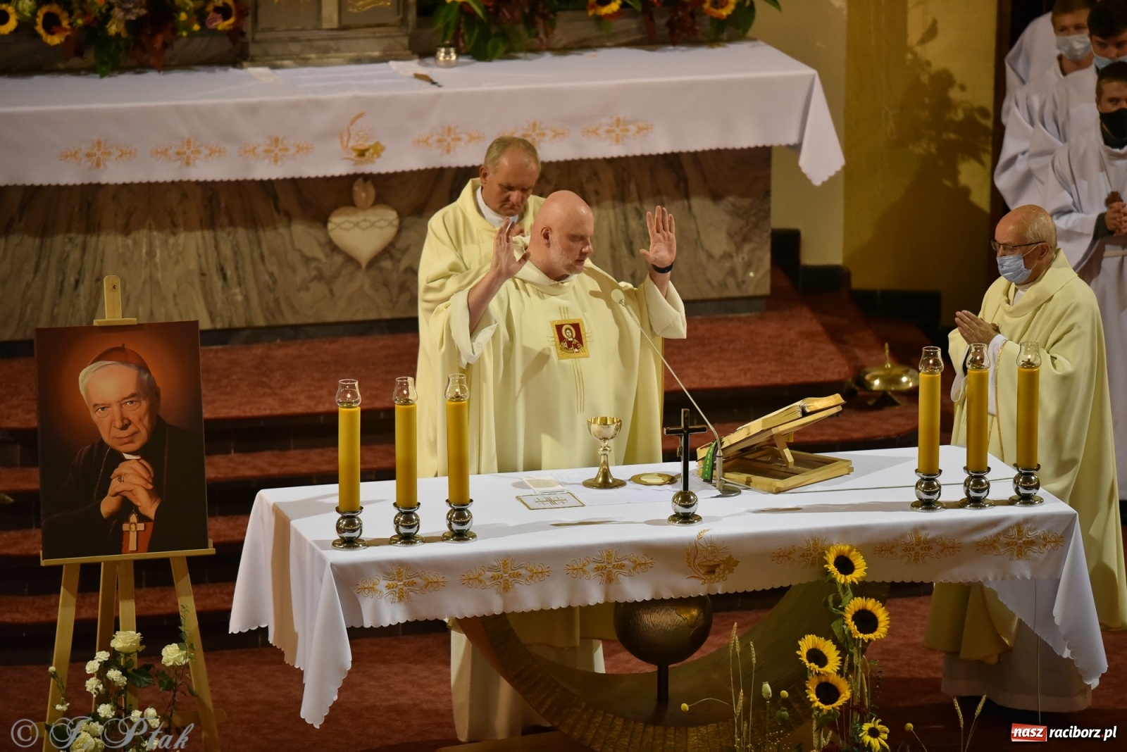 Zdjęcie w galerii na portalu naszraciborz.pl: Dominikanin youtuber zapełnił okrąglak wiadomości z regionu