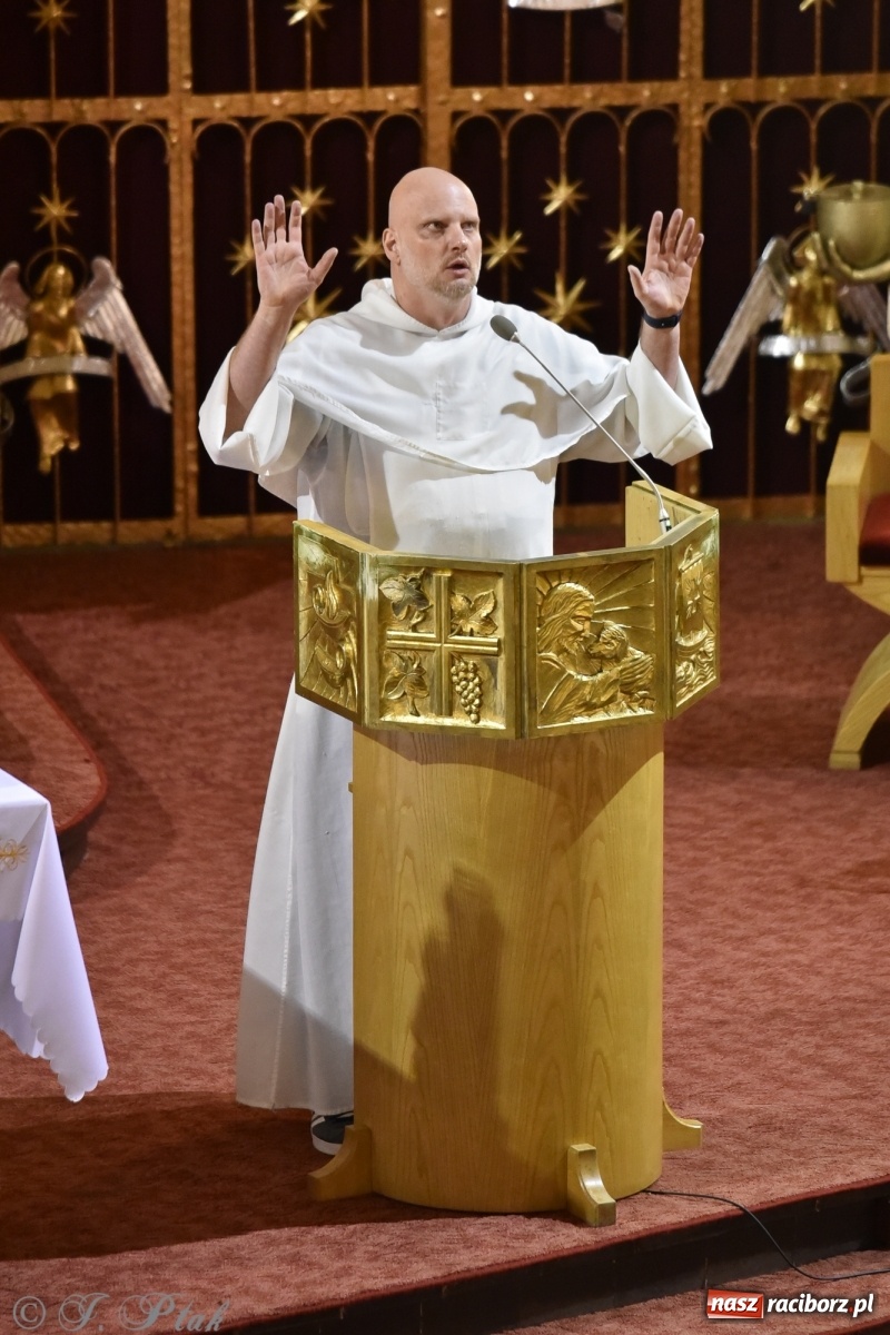 Zdjęcie w galerii na portalu naszraciborz.pl: Dominikanin youtuber zapełnił okrąglak wiadomości z regionu