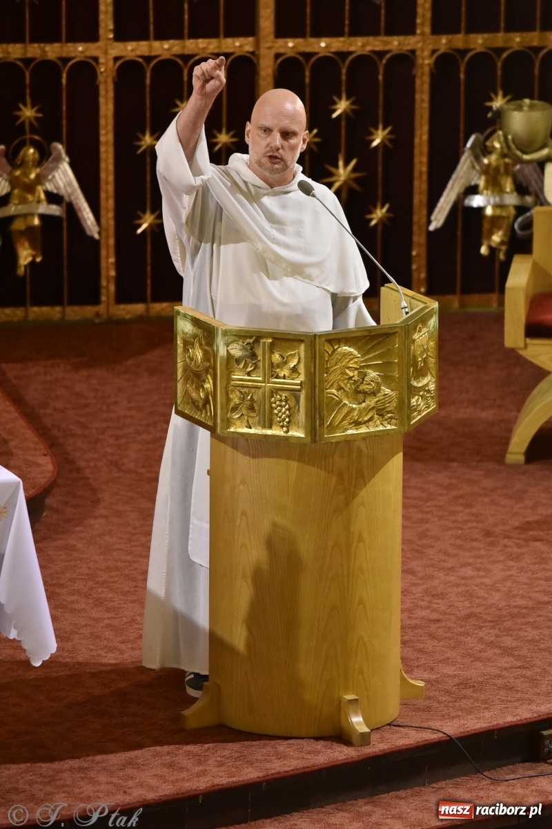 Zdjęcie w galerii na portalu naszraciborz.pl: Dominikanin youtuber zapełnił okrąglak wiadomości z regionu