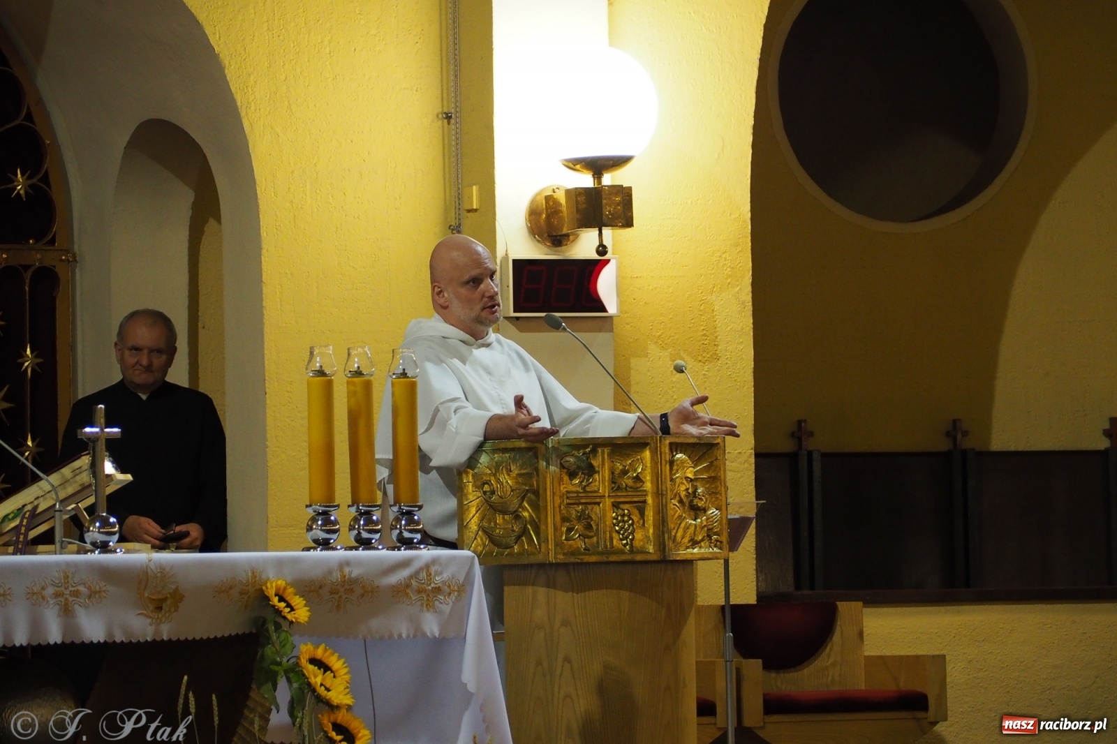 Zdjęcie w galerii na portalu naszraciborz.pl: Dominikanin youtuber zapełnił okrąglak wiadomości z regionu