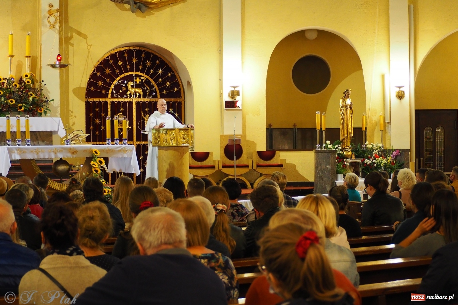 Zdjęcie w galerii na portalu naszraciborz.pl: Dominikanin youtuber zapełnił okrąglak wiadomości z regionu