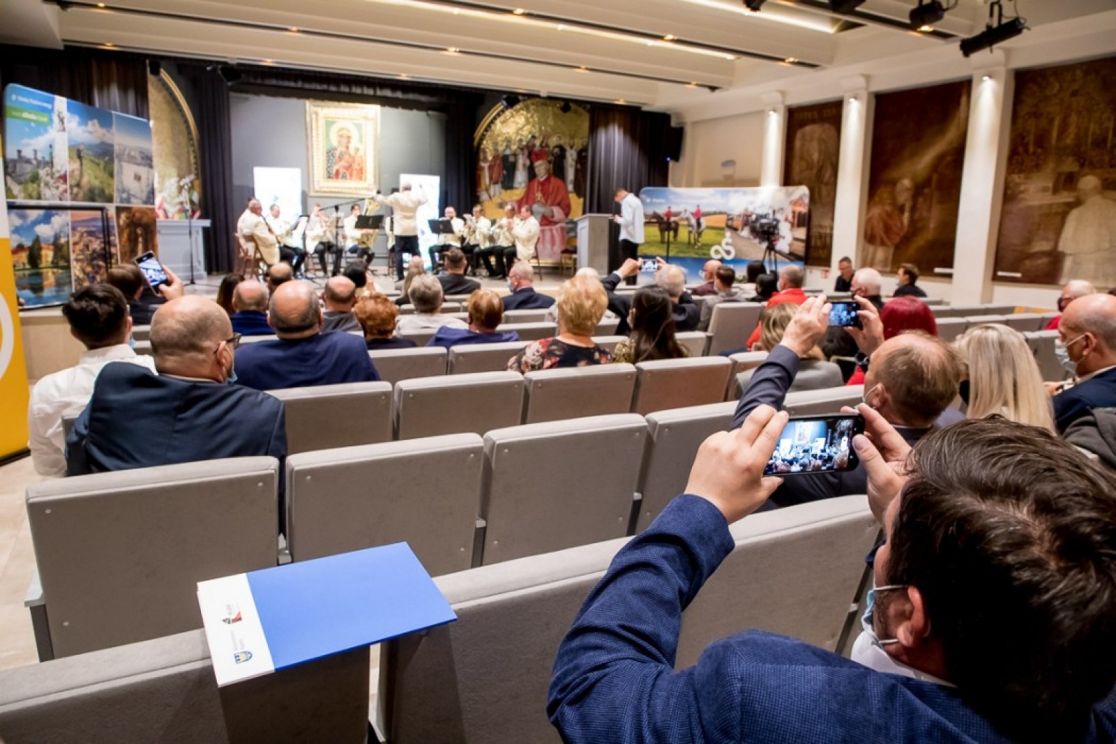 Zdjęcie w galerii na portalu naszraciborz.pl: Wojewódzkie obchody Światowego Dnia Turystyki na Jasnej Górze. Starosta raciborski osobowością roku wiadomości z regionu